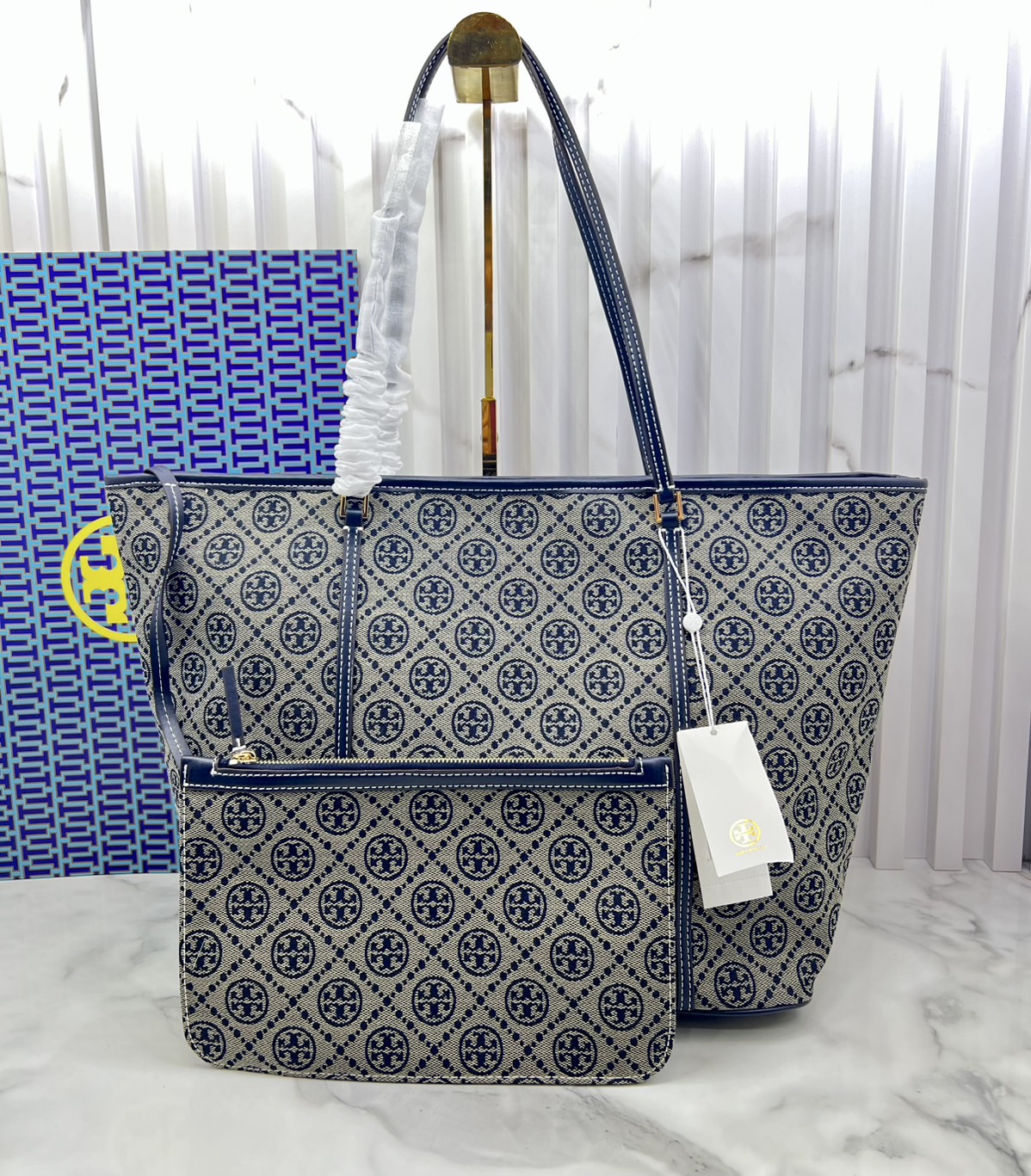 ORI หนังแท้ | Tory Burch T Monogram zip tote bag กระเป๋าทรงโท้ทใบใหญ่ทรงกว้างพร้อมใบเล็กเข้าเซ็ท ดีไซน์สายหนังแต่งคาดหน้า ตัวงานผ้าแจ็คการ์ดตัดขอบหนัง เดอะเบสท์ เซลเลอร์!!