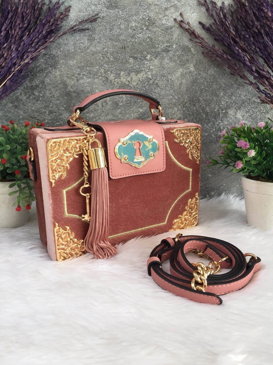 ALDO HARORTLAND BAG กระเป๋าทรง Box วัสดุผ้ากำมะหยี่แจ่งลาบฉลุสีทองสวยมากกกกกสุดๆ เปิดปิดด้วยกระดุมแม่เหล็ก เป็นลักษณะกล่อง เก๋ๆค่ะ ด้านในเป็นช่องโล่ง ใส่มือถือ กปต. เครื่องสำอางค์ จุได้เยอะค่ะ มาพร้อมสายยาว ปรับได้ 5 ระดับ และ พวงกุญแจพู่ ถอดได้ค่ะ แนะนำค