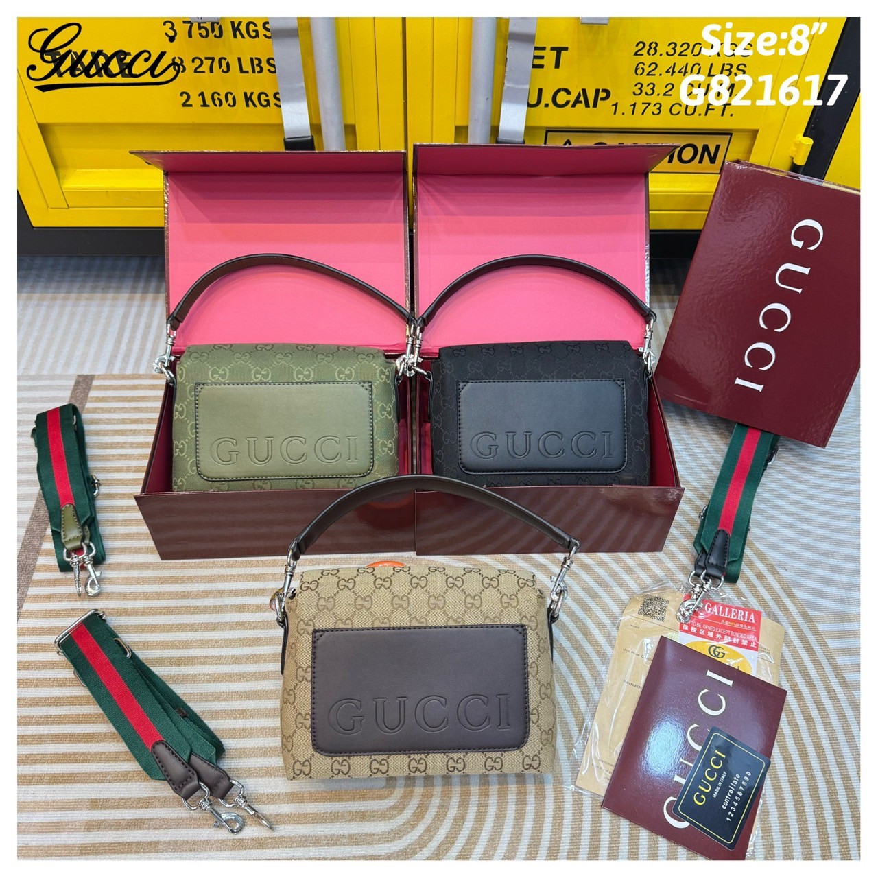 GUCCI GG canvas small crossbody bag กระเป๋าสะพายทรงใหม่เรียบง่าย ที่สุดของความคลาสสิค ด้านหลังมีช่องเก็บแต่งหนังปั้มแบรนด์สวยหรูโดดเด่น เป็น Unisex ใช้งานได้ทั้งชายหญิง