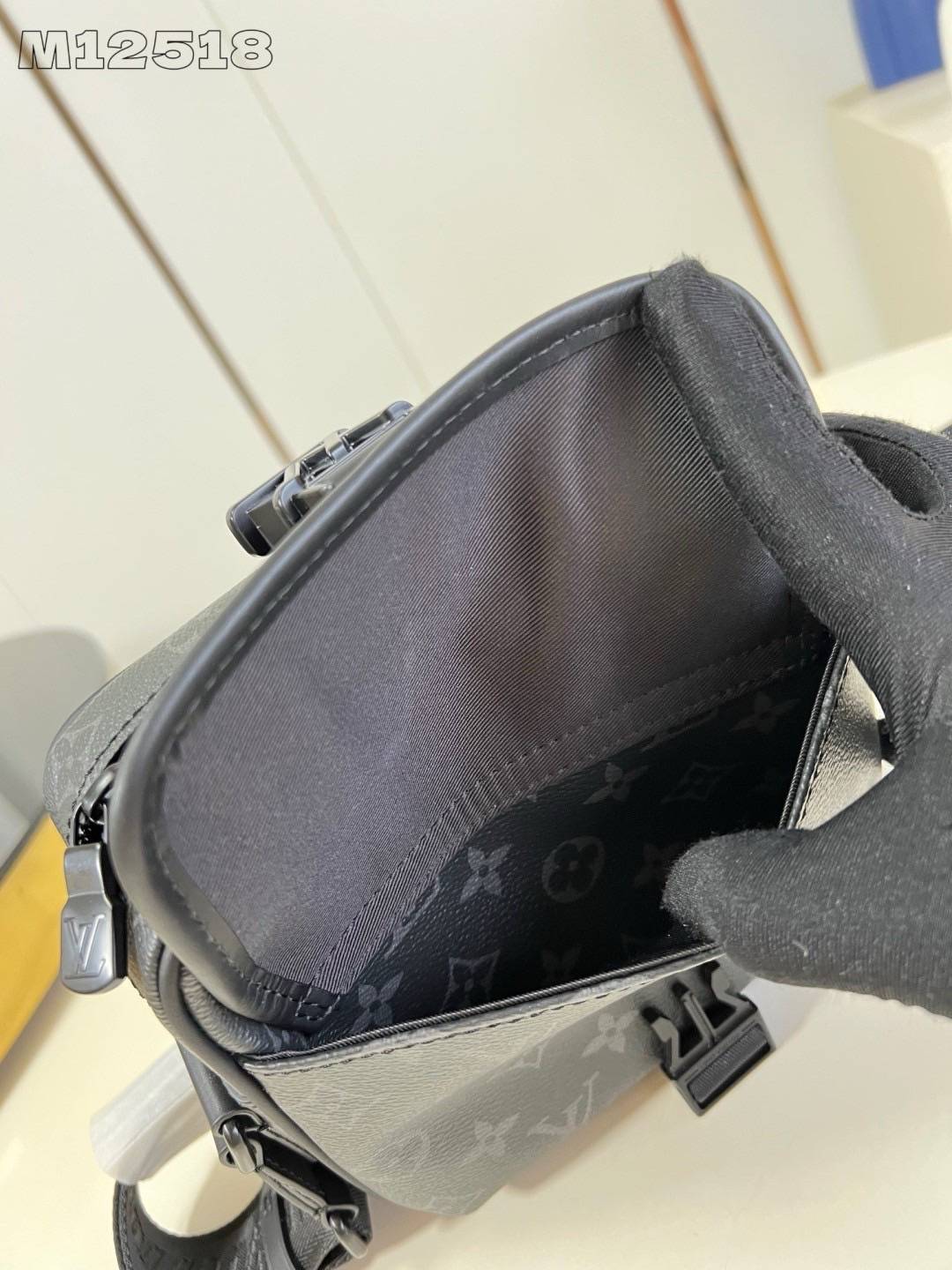 สลับแท้ LV Getaway Messenger Monogram Eclipse Bag กระเป๋าแมสเซนเจอร์ แคนวาสขนาดกะทัดรัดสมบูรณ์แบบสำหรับสุภาพบุรุษ กระเป๋าสะพายเฉียงผสานดีไซน์มีระดับเข้ากับความสะดวกสบายอย่างลงตัว