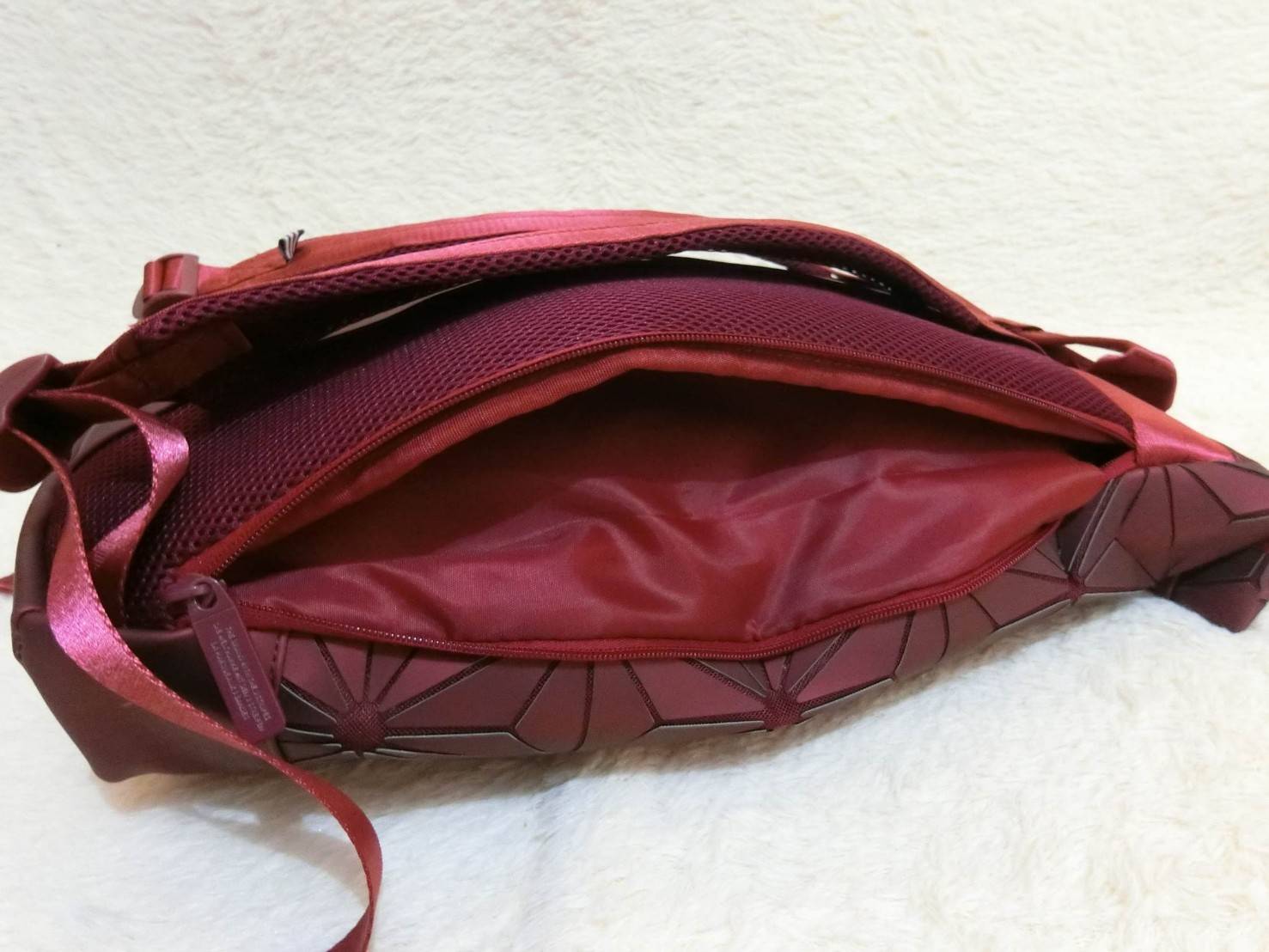 Adisas Originals BP Roll Top 3D Mesh 2017 Backpack Bag DH0100 กระเป๋าเป้สะพายหลัง ดีไซน์แบบ 3 มิติ วัสดุ polyurethane สีดำด้าน โดยใช้ลูกเล่นของเหลี่ยม และมุมเชื่อมเข้าหากัน การออกแบบกระเป๋าเป็นเหมือนถุงทรงสูง ส่วนปากกระเป๋า เปิดปิดแบบตีนตุ๊กแก ม้วนพับ และ