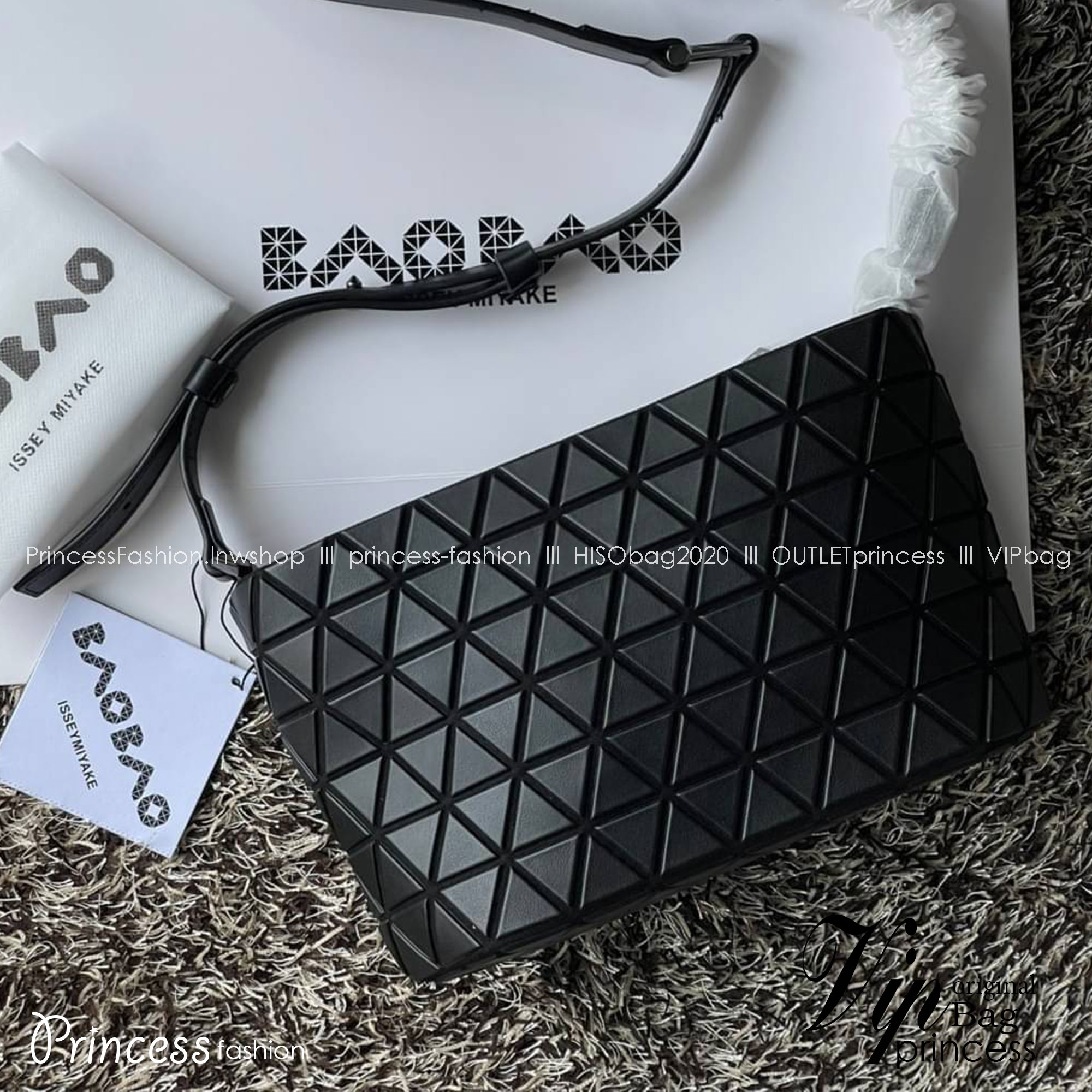 BAO BAO ISSEY MIYAKE Crystal Shoulder Bag งานดีไซน์ที่ดูเรียบง่ายทั้งรูปแบบการใช้งาน มีช่องเปิดปิดแบบซิปเพื่อให้คุณพกพาของมีค่าได้อย่างสบายใจป้องกันสิ่งของตกหล่น