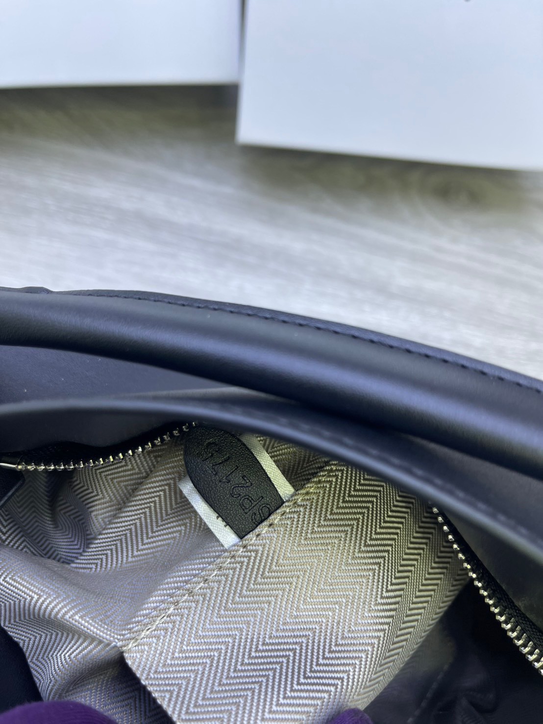 Loewe Puzzle bag กระเป๋าสะพายข้างทรงกล่อง มีให้เลือก 2 ไซส์ สุดยอดแบรนด์ที่ดีไซน์เป็นเอกลักษณ์ โดดเด่น สวยหรู สไตล์พัซเซิลคลาสสิค