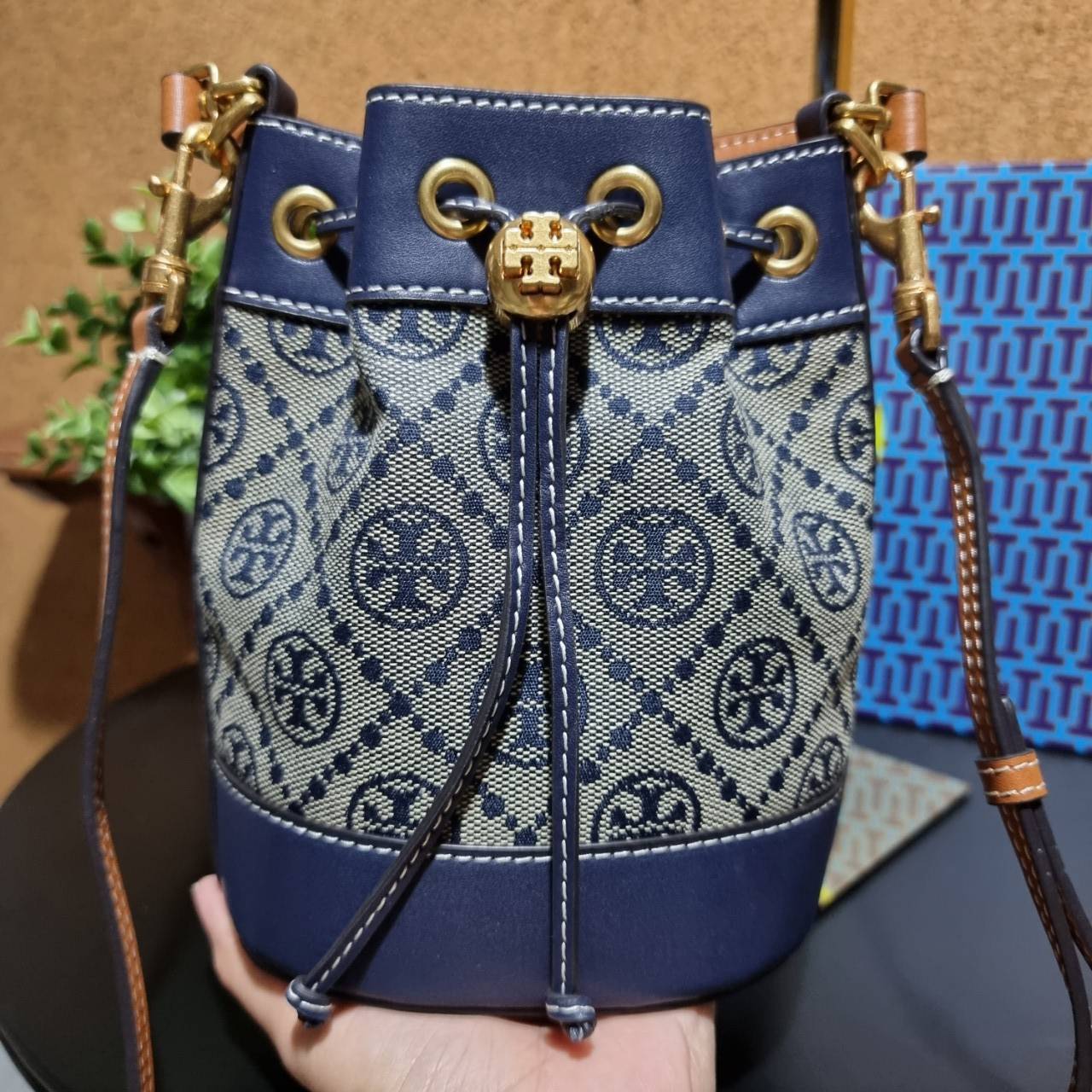TORY BURCH T MONOGRAM JACQUARD MINI BUCKET BAG ที่สุดของรุ่นที่ตามหา!! ไอเท็มที่สาวๆเฝ้ารอ กระเป๋าบัคเก็ตทรงสวย ไซส์มินิ ที่ดาราเซเลปใช้กันมากมาย มาแล้วในราคาที่จับต้องได้