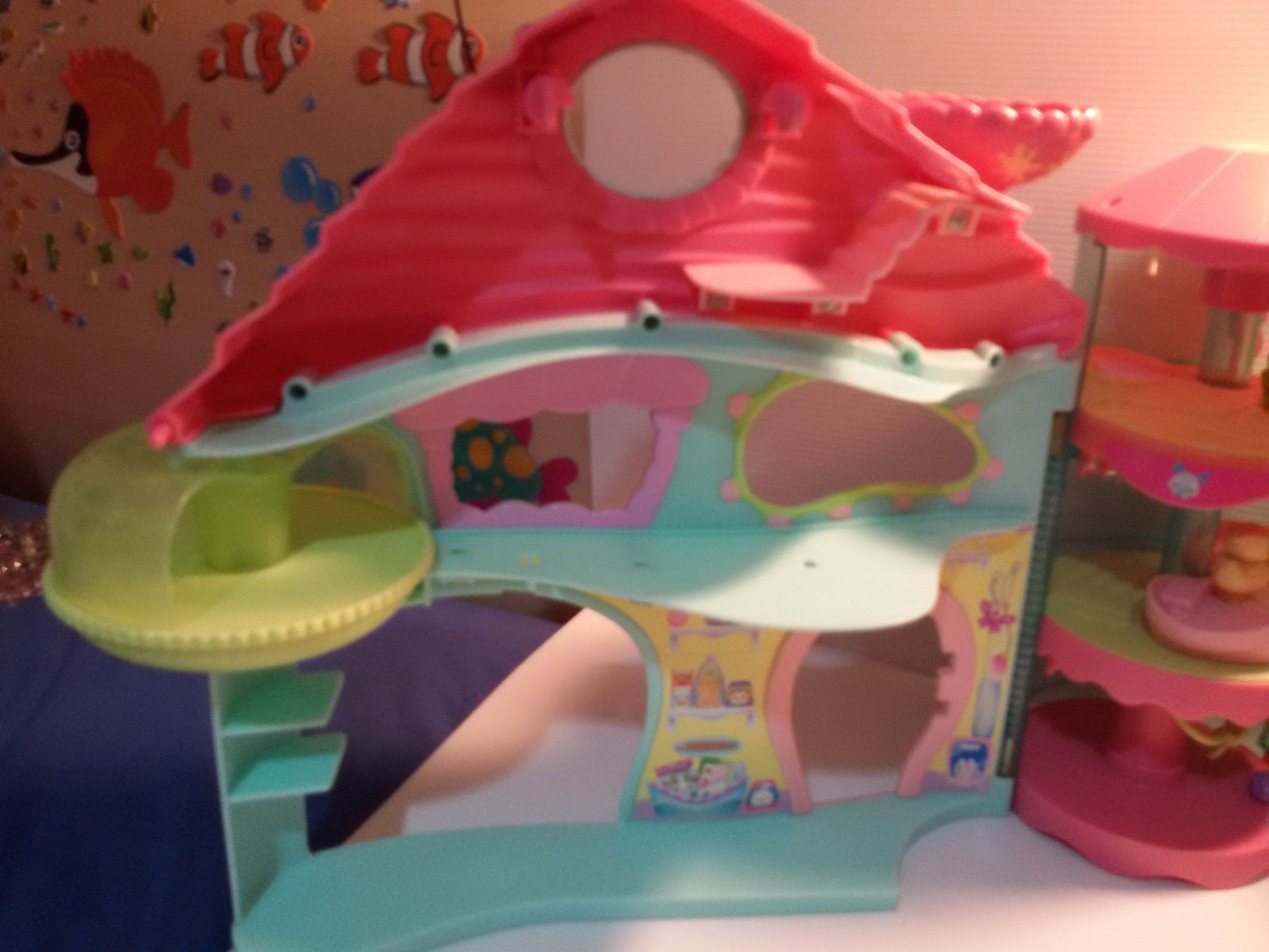 Littlest Pet Shop Biggest House Playset เหมือนกันค่ะ แต่สภาพไม่สมบูรณ์นะคะ