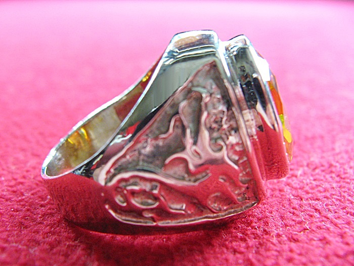 แหวนพลอยบุษราคัมเนื้อทองขาวด้านข้างลายมังกร(เหมาะกับราศีพิจิก,คนเกิดปีวอก)ค่ะ