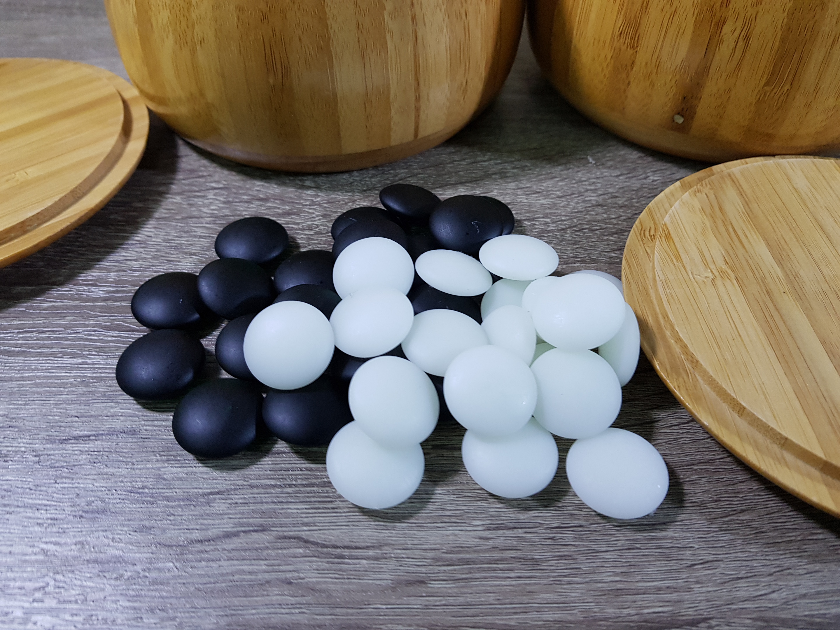 เม็ดหมากล้อมหินแบบนูนสองด้านอย่างดีพร้อมโถไม้ Toreya