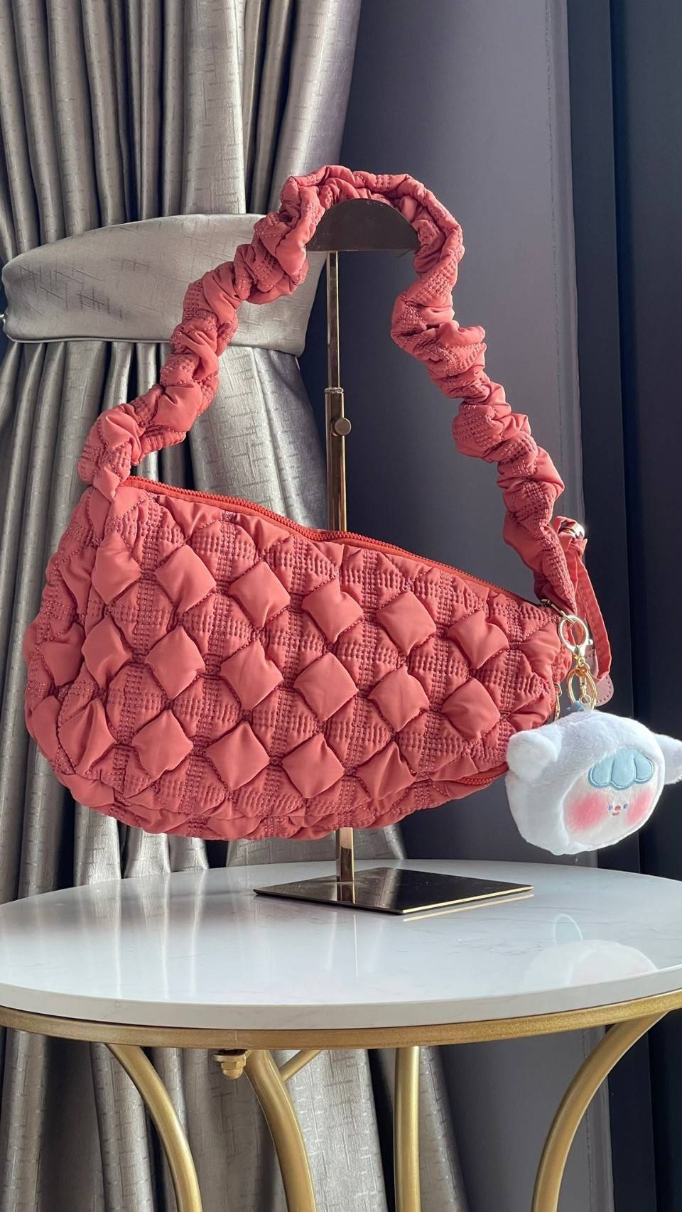 Cozy Shoulder Bag / Carlyn Bag 2022 สายแฟชั่นเกาหลีห้ามพลาด‼️ เป็นกระเป๋าที่กำลังได้รับความนิยมอย่างมากในเวลานี้ ถูกออกแบบมาให้มีลักษณะนุ่มนิ่มไม่ต่างจากพัฟเฟิลโค้ตหรือผ้านวม เลือกหยิบมาใช้ แมตช์เข้ากับคอสตูมได้ในแต่ละวัน