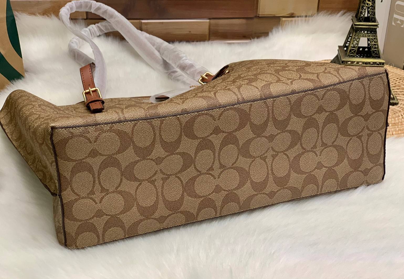 COACH MOLLIE TOTE IN SIGNATURE CANVAS ((1665)) พร้อมส่งอีกครั้ง ห้ามพลาดค่า! กระเป๋าหิ้ว//คล้องไหล่ ใบใหญ่ ทรงTote หนังแท้นิ่มอย่างดีค่ะ ภายในแบ่ง2ช่องใหญ่ สามารถใส่ A4ได้เลย ช่องกว้างมากๆ มีช่องกระเป๋าซิปกลางให้ใส่ของอีกช่องนะคะ