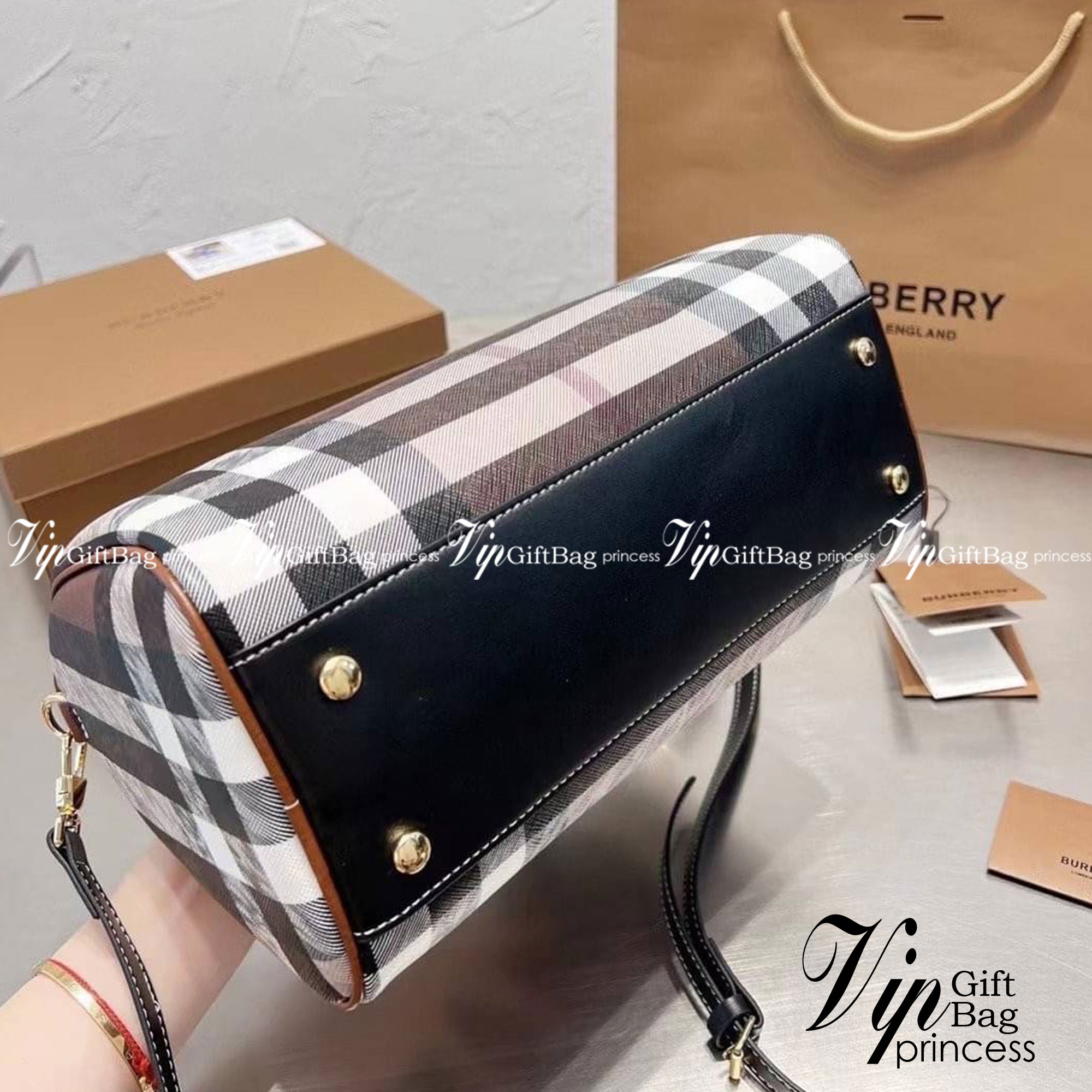 Burberry medium check bowling bag 12" / Burberry Coated fabric boston bag / BURBERRY FRAGRANCES VINTAGE BOWLING BAG กระเป๋าสะพายใบใหญ่ จุของได้เยอะ ลายวินเทจ โทนสีใช้งานง่าย Vintage Signature สวยหรูสุดคลาสสิค
