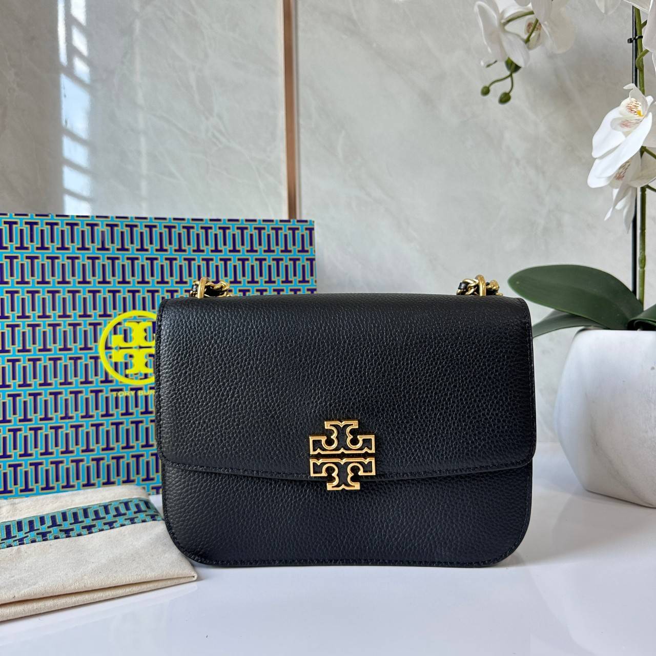Tory Burch Britten Small Convertible Shoulder Bag คอลเลคชั่นใหม่สุดเรียบหรู กระเป๋าสะพายไหล่หรือสะพายข้าง วัสดุหนังอย่างดี
