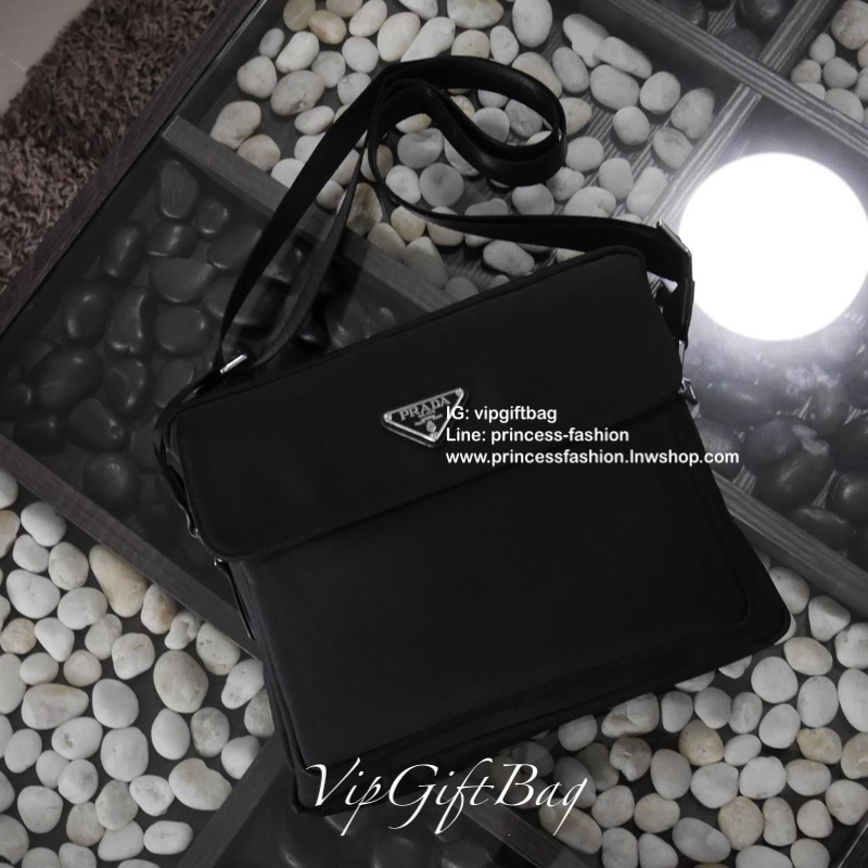 ทรงยอดฮิต จะใช้อีกกี่ปีทรงนี้ก็ยังฮิตตลอดคะ กับแบรนด์ Prada messenger ตัวกระเป๋าทำจากผ้าPolyester อย่างหนา สามารถกันน้ำได้ อะไหล่เงินทั้งใบ ด้านในบุผ้าลายแบรนด์อย่างดี และโลโก้แบรนด์ด้านใน มีช่องแบ่งของได้2ช่อง และยังมีช่องกระเป๋าด้านหน้าอีกหนึ่งช่อง ใส่ข