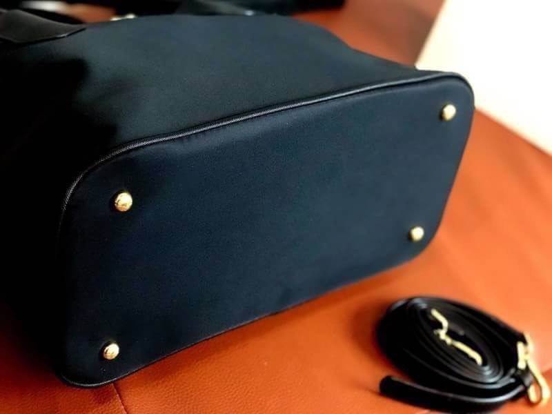 PRADA NYLON BAG Limited edition พรีเมี่ยมกิ้ฟจากเคาน์เตอร์แบรนด์ต่างประเทศ วัสดุ Nylon เนื้อหนาคุณภาพดีตามแบบฉบับแบรนด์ ด้านหน้าประดับทองโลโก้หรู ด้านข้างมีกระดุมปรับขยายได้ หูจับหนังแข็งแรง พร้อมสายสะพายยาวปรับระดับได้ มีหมุดรองฐานกันรอยสี่มุม ภายใน Poly