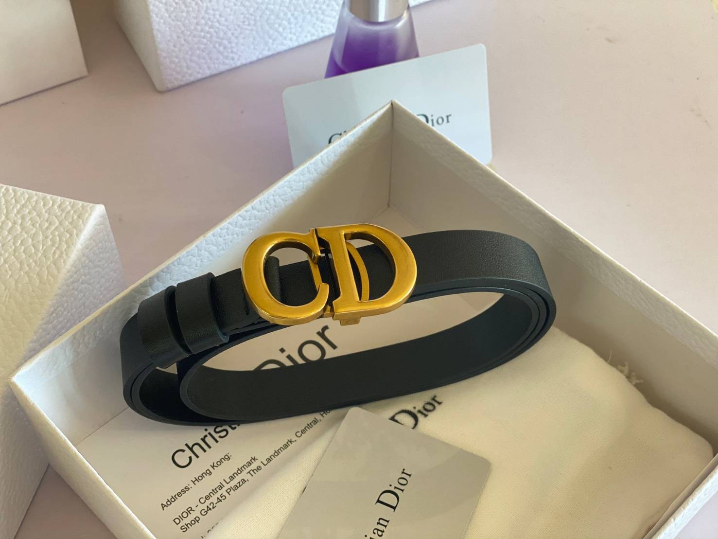 VIP 】CD ♥️ Dior belt เข็มขัดสุดหรูงานหนังแท้ ดีไซน์สุดคลาสสิคสไตล์ Vintage วัสดุ 3D Gold metal สายหนังสีดำ เข้าได้กับทุกลุ๊คสไตล์การเเต่งตัว สวยหรูดูดีมีระดับมากค่ะ ไอเท็มนี้แนะนำเลยค่ะ!