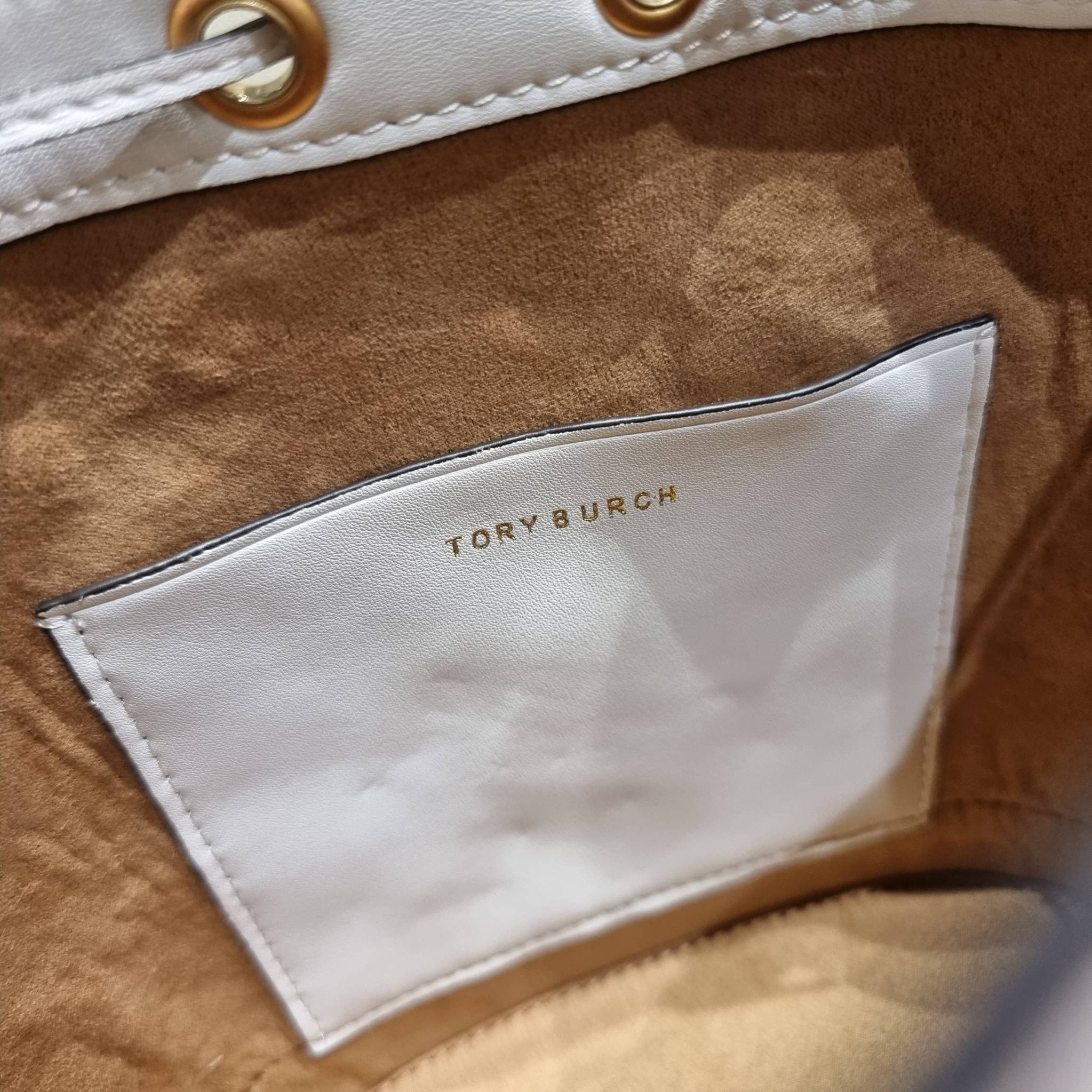 TORY BURCH T MONOGRAM JACQUARD EMBROIDERED BUCKET แรร์ไอเท็มรุ่นยอดฮิต ใบใหญ่ไซส์กำลังดี!! ที่สุดของรุ่นที่ตามหา!! สวยสุดกับดีไซน์ลายปัก ที่ดูแพง!! กระเป๋าบัคเก็ตทรงสวย ที่ดาราเซเลปใช้กันมากมาย ในราคาที่จับต้องได้ โดดเด่นด้วยลวดลายเอกลักษณ์ และลายปักธรรมช