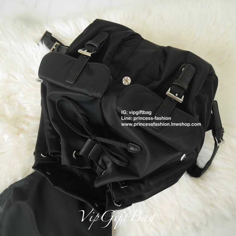 ล็อตใหม่ รุ่นแนะนำค้าา♡ กระเป๋าเป้ทรงสวย Prada Nylon Backpack With Pocket วัสดุผ้าไนล่อน กันน้ำเนื้อหนาอย่างดี ใบนี้ ดีไซต์สวยเก๋ เป้แบบหูรูด ทรงสวยน่ารัก #อะไหล่เงิน เปิดปิดด้วยกระดุมแม่เหล็ก เข็มขัดปรับได้ ด้านหน้ามีกระเป๋าอีก 2 กระเป๋าเปิดปิดด้ว