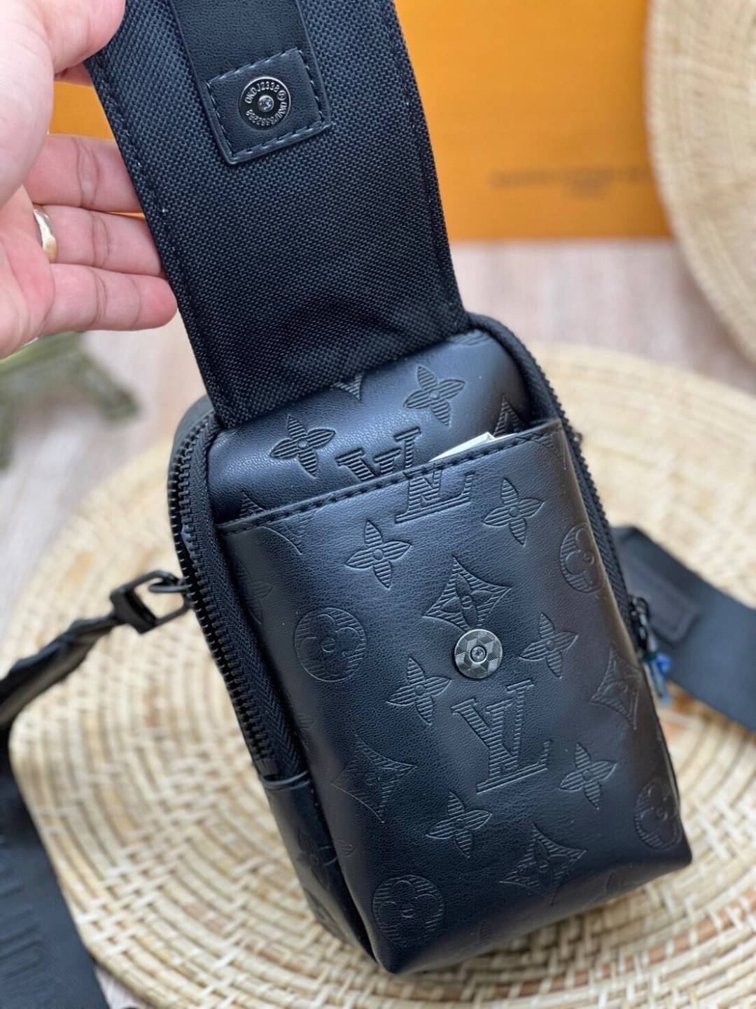 LV Double Phone Pouch NM / LV Phone bag Black Monogram Shadow Cowhide leather trim เกรดออริจินอล ใช้ได้ทั้งผู้หญิงผู้ชาย พร้อมส่งที่ไทย ภาพสินค้าถ่ายจากงานขายจริง ใช้งานต่างประเทศได้