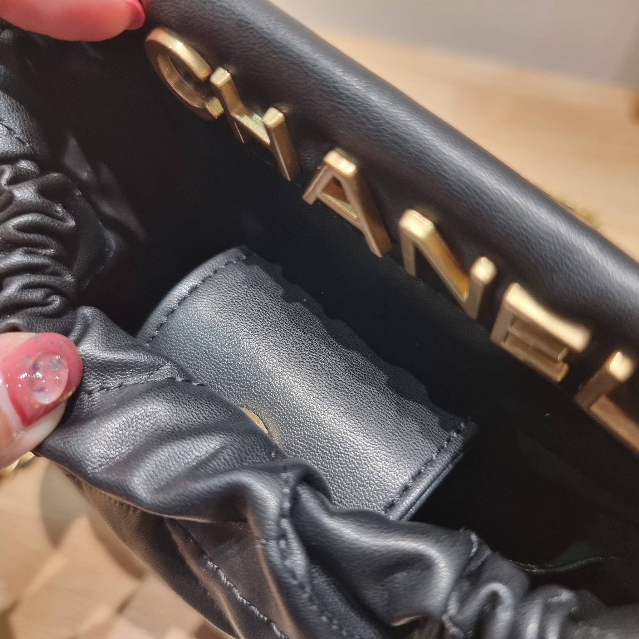 Chanel 23P mini bucket bag น่ารักมากๆ กับกระเป๋าสะพายไซส์มินิ ที่ปล่อยผ่านไม่ได้จริง ดีไซน์สายโซ่คล้องแขนตกแต่งอะไหล่ห้อยเพิ่มมูลค่า และยังตกแต่งโลโก้สวยเด่น