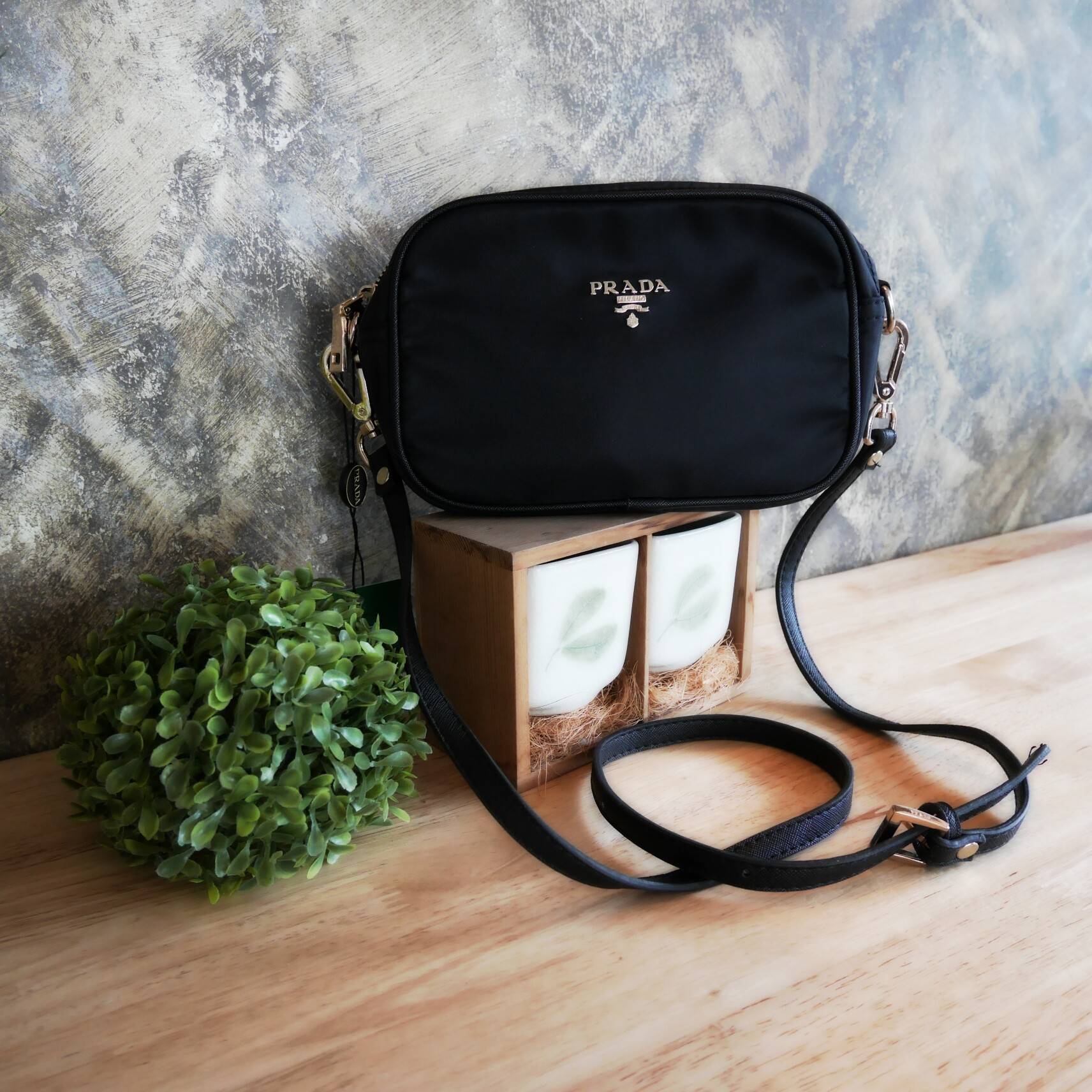 Best Seller อีกหนึ่งรุ่นในดวงใจสาวๆ♡ กระเป๋าอเนกประสงค์ จากแบรนด์ PRADA เป็นทรงสี่เหลี่ยม กระเป๋าเป็นผ้าไนล่อน ตามแบบฉบับของแบรนด์เลย ใบนี้มีสายยาว ปรับได้ free size เลยนะคะ เลิศมาก สามารถสะพายเป็น shoulder bag ได้เลย ขนาดกำลังดีค่ะ ใส่ของจุกจิก ip