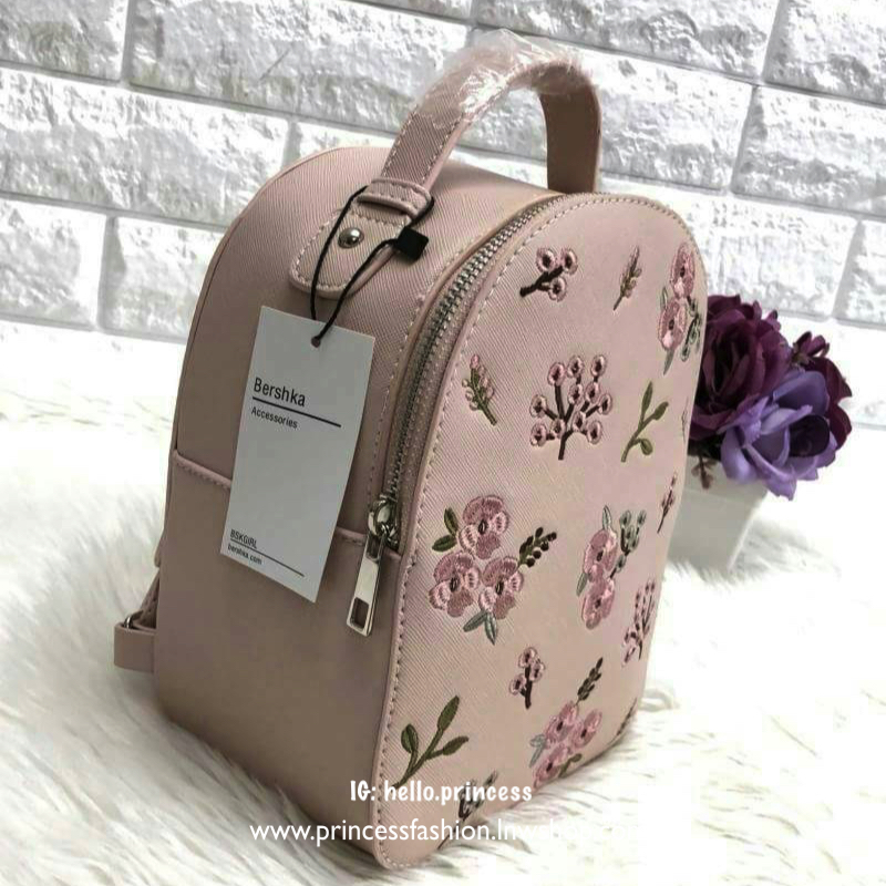 Bershka backpack bag ✔️รุ่นหายากค่ะ กระเป๋าสะพายหลัง หนังซาฟเฟียโน่ ด้านหน้าปักรูปดอกไม้ งานปักเน้นๆ สวยงามมากๆค่ะ เปิดปิดกระเป๋าแบบซิป ภายในโล่ง ใส่ของได้จุนะค่ะ สายสะพายด้านหลังเลื่อนปรับฟรีไซด์ค่ะ รุ่นนี้ขนาดกำลังดี น้ำหนักเบา ใบจริงน่ารักน่าใช้
