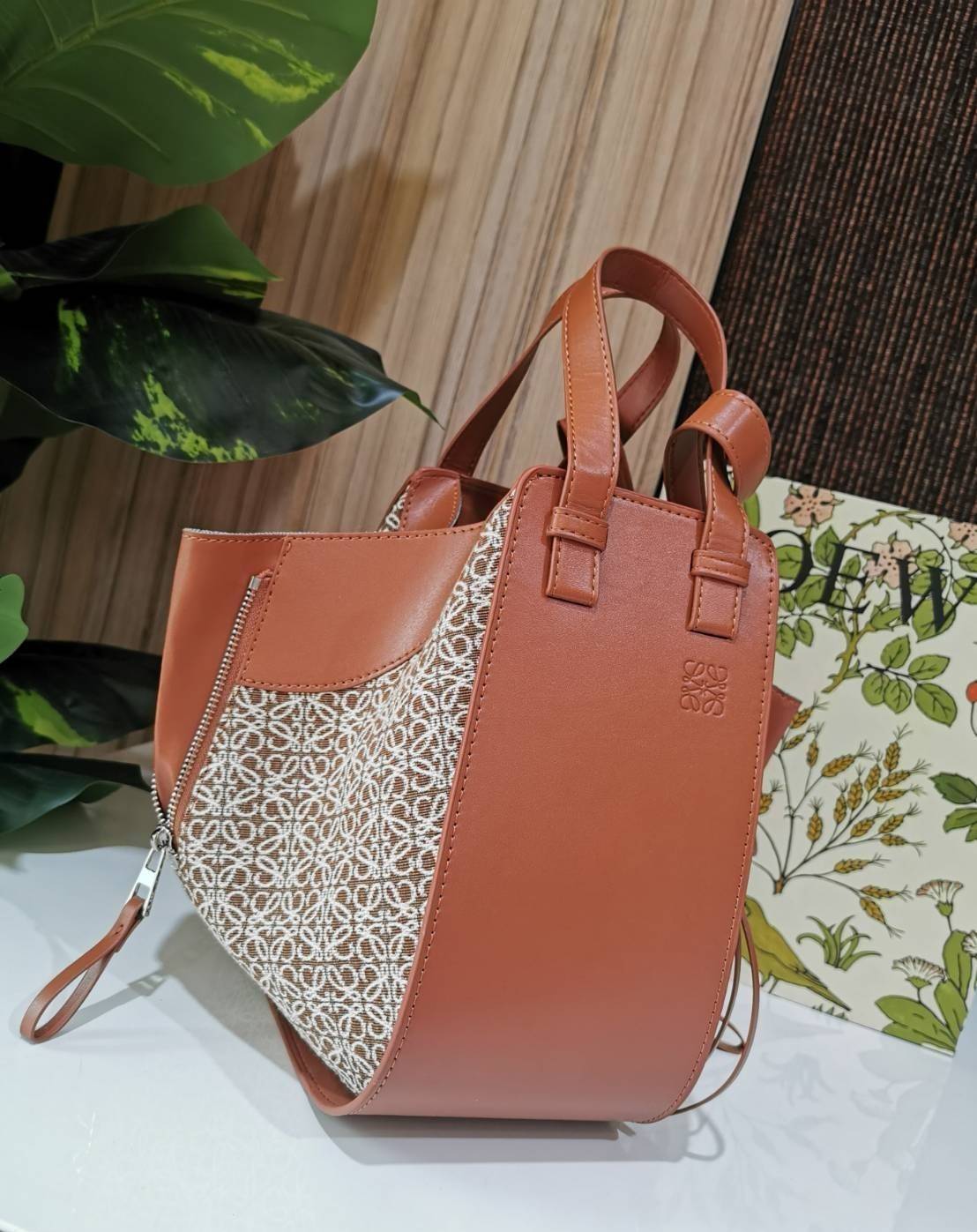 LOEWE ANAGRAM SHOULDER BAG VIP กระเป๋าถือหรือสะพาย รุ่นหายากสุดเลอค่าวัสดุ Anagram Canvas ตัดหนังแท้ Calfskin สุดคลาสสิค ขนาดกำลังดี น้ำหนักเบา ภายในโล่งกว้างและจุ ใส่กล้อง มือถือ ของใช้ได้เยอะ มาพร้อมหูสั้นหนังแท้หิ้วถนัดมือและสายหนังยาวสะพายไหล่หรือ Cro