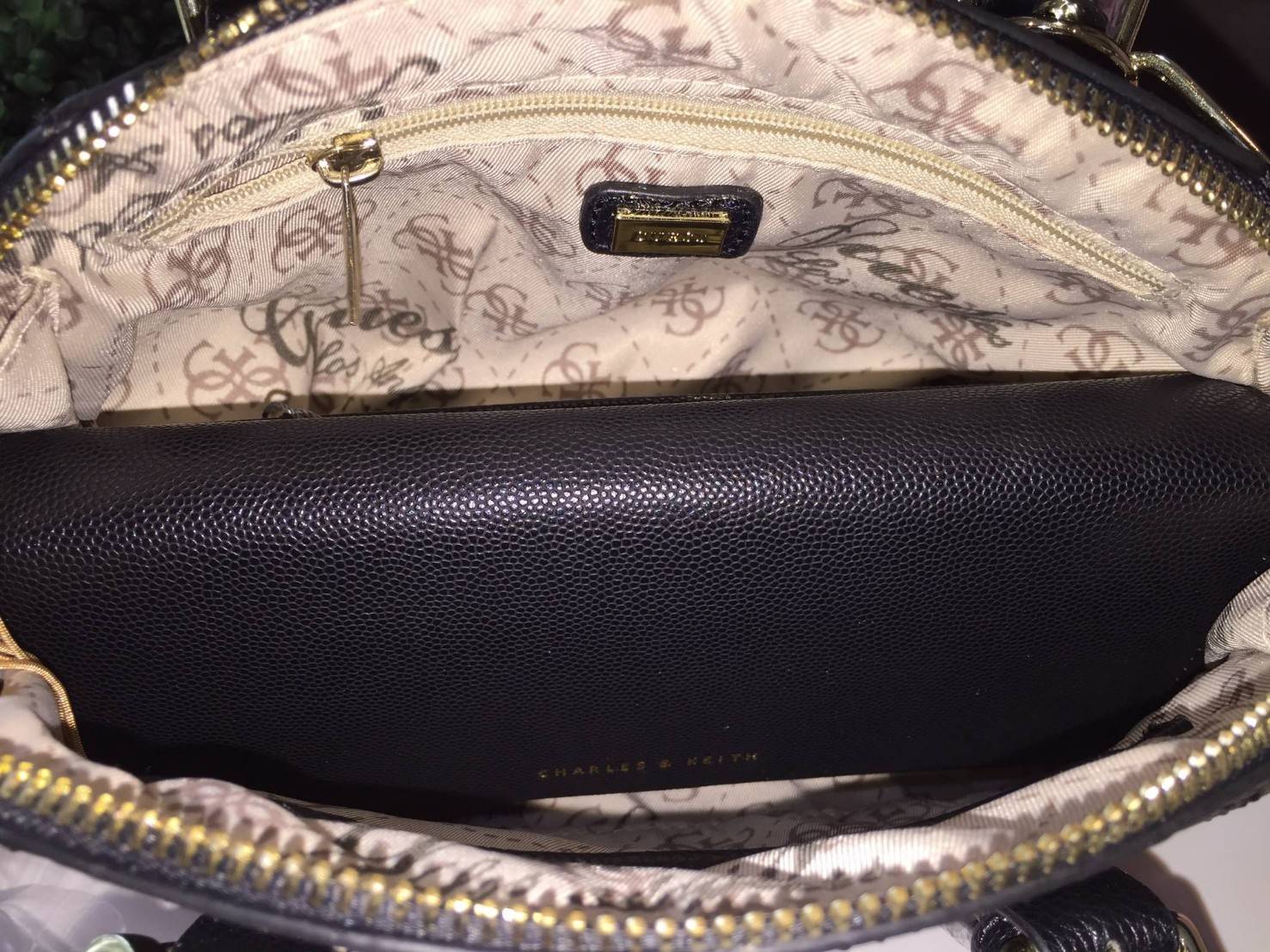 GUESS CROC SHOULDER BAG Best seller! กระเป๋าถือหรือสะพาย วัสดุ pu. ลาย Croc สวยหรูอยู่ทรง ขนาดกำลังดี เปิดปิดด้วยซิป ภายใน กว้าง ใส่ wallet ยาวได้ มีช่องซิป และช่องเล็ก หูหิ้วถอดได้ พร้อมสายสะพายยาวปรับได้ค่ะ