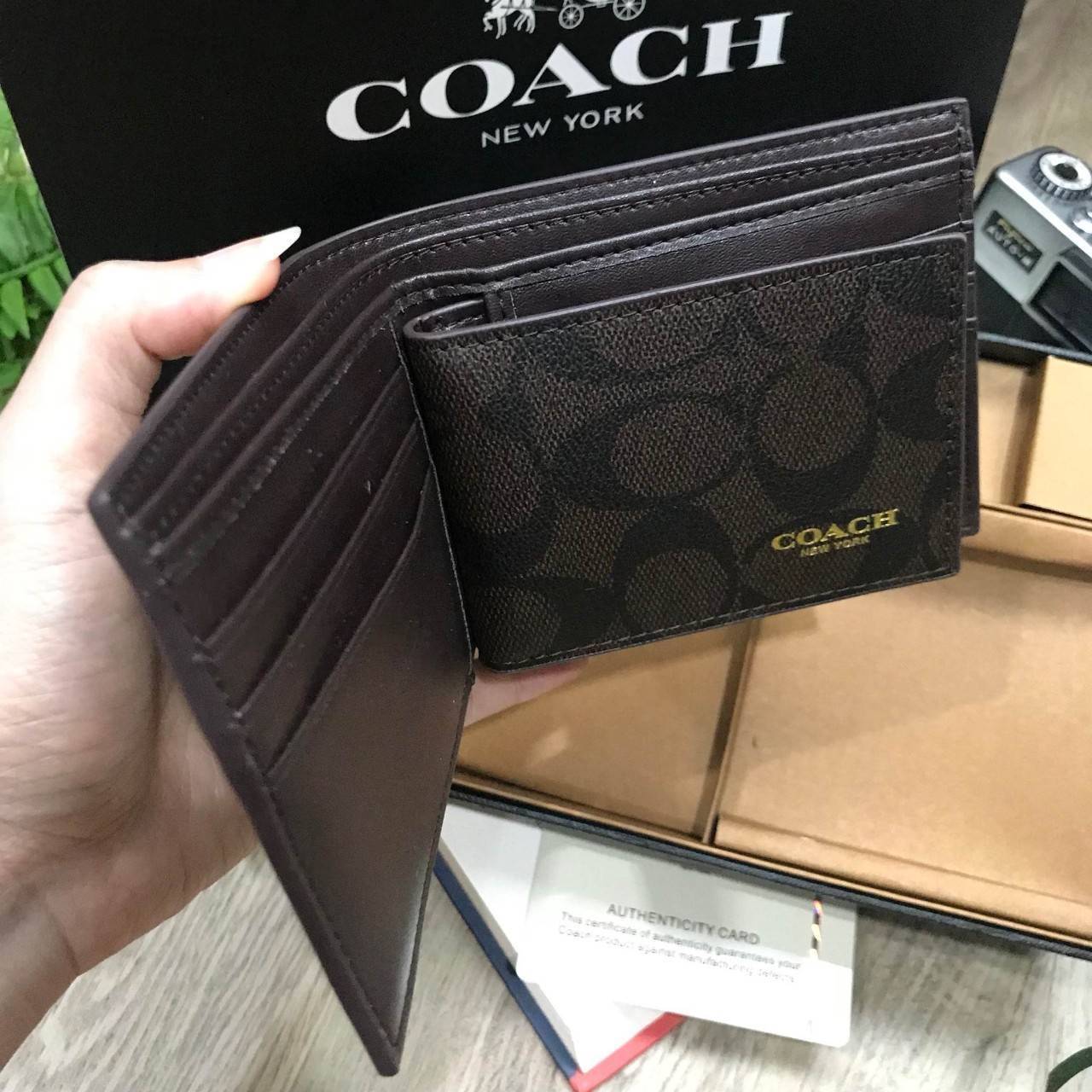 COACH FACTORY SHORT WALLET WITH CARD POCKET & KEY CHAIN Value set & 3 in 1! กระเป๋าสตางค์ใบสั้น + กระเป๋าใส่บัตร และพวงกุญแจ วัสดุหนังแท้ลายแบรนด์รอบใบ ภายใน มีช่องใส่ธนบัตร,บัตร บุผ้าลายแบรนด์ มาาพร้อมอุปกรณ์ ครบ set จะมอบเป็นของขวัญหรือใช้เองก็แนะนำค่ะ