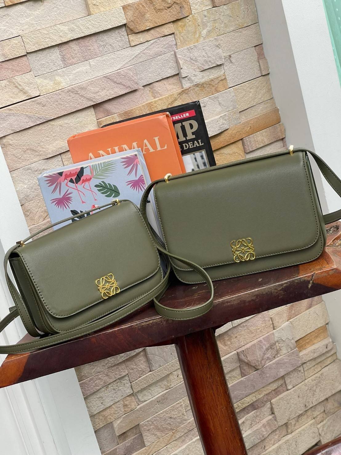 Medium : LOEWE Goya anagram leather shoulder bag กระเป๋าทรง GOYA รูปทรงกล่องอันคลาสสิกที่มาพร้อมรายละเอียดอันน่าค้นหา พร้อมด้วยโครงสร้างที่เปี่ยมไปด้วยสเน่ห์น่าค้นหา มีช่องใส่ของขนาดกว้างและเป็นทรงทำให้การจัดการสิ่งของต่างๆ ของสาวๆ นั้นง่ายดายมากยิ่งขึ้น 