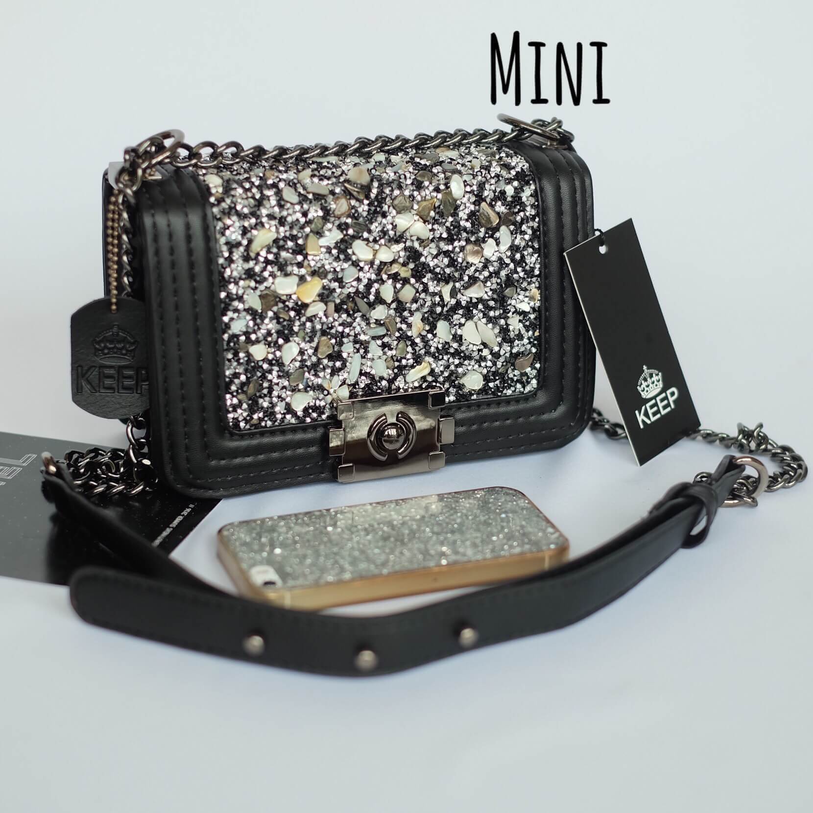 แบบมาใหม่ Limited กันเลยค่า 👍 ทางร้าน ได้กระเป๋า จากแบรนด์ KEEP ทรง Chanel สุดหรู รุ่น KEEP shoulder diamond chain bag สวย หรู มากๆ เลยน๊า กระเป๋าอยู่ทรงสวยงามมากคะ สายโซ่ มีที่รองไหล่ สะพายสบายคะ สายปรับ สั้น ยาวได้คะ ภายในสีแดง มีช่องใส่ของ 1 ช่