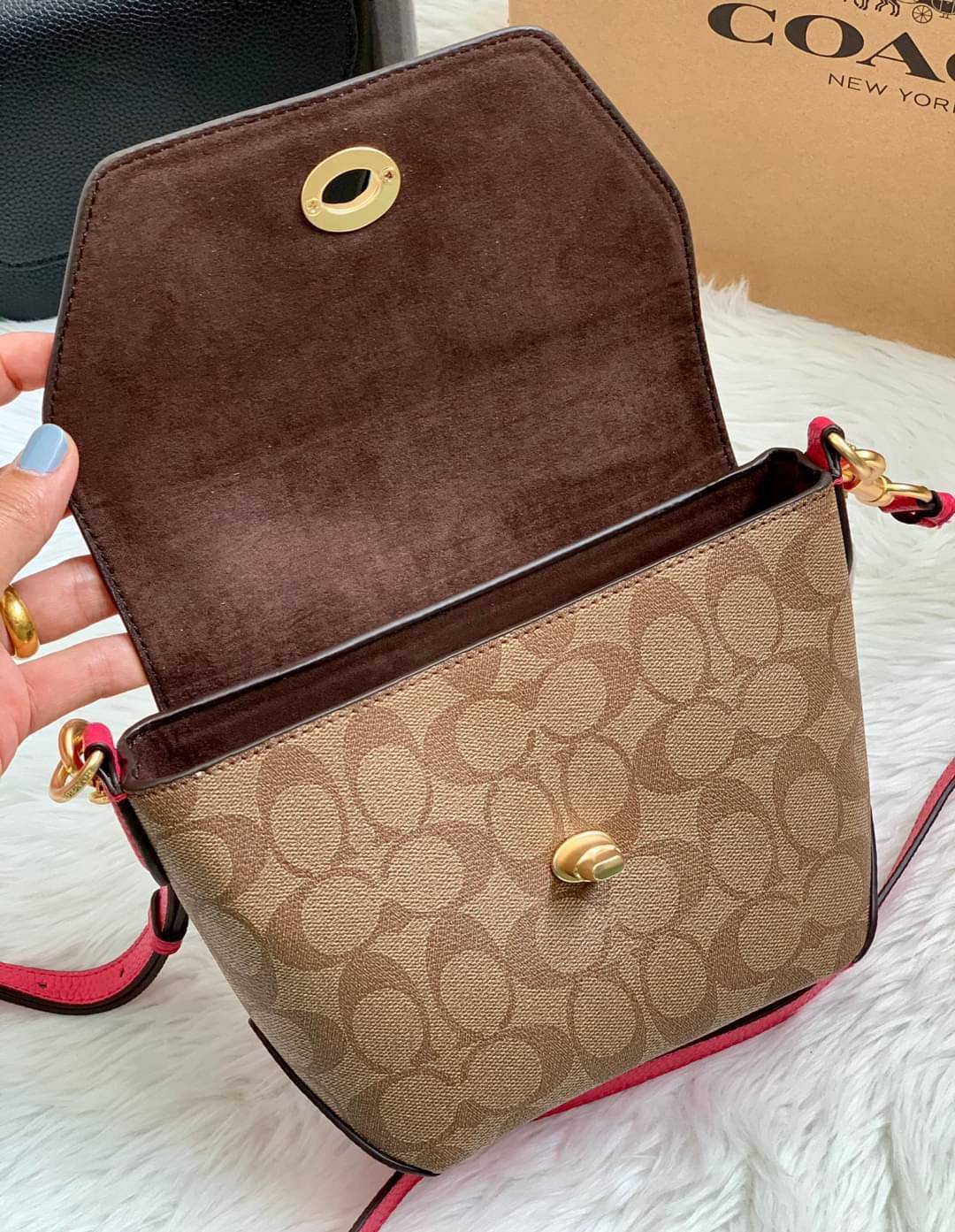 คอลเลคชั่นใหม่ ทั้งสวยทั้งคุณภาพค่ะ😘 COACH KARLEE CROSSBODY BAG 💐พร้อมส่ง ได้ไปไม่ผิดหวังแน่นอนค่ะ! สวยๆแบบคนดังระดับโลกกันค่าา กระเป๋าสะพายแบบครอสบอดี้ร์ หนังแท้นิ่มสวยงามมากๆค่ะ รูปทรงน่ารักกระทัดรัด เปิดปิดกระเป๋าแบบหมุนล็อค ภายในสามารถ