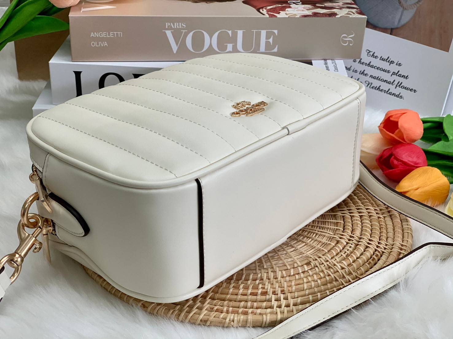 COACH C1569 JES CROSSBODY WITH LINEAR QUILTING ใหม่ล่าสุด!! กระเป๋าสะพายข้าง รุ่น 2 ซิป ใบใหญ่จุใจ ดีไซน์ใหม่ เพิ่มลูกเล่นให้ดูหรูหรายิ่งขึ้น วัสดุหนังสังเคราะห์บุเป็นลายเส้นสวยงาม เปิด-ปิดด้วยซิป 2 ช่องหลัก ใช้งานง่าย ทรงสวยมากๆรุ่นนี้ มาพร้อมสายสะพาย cr