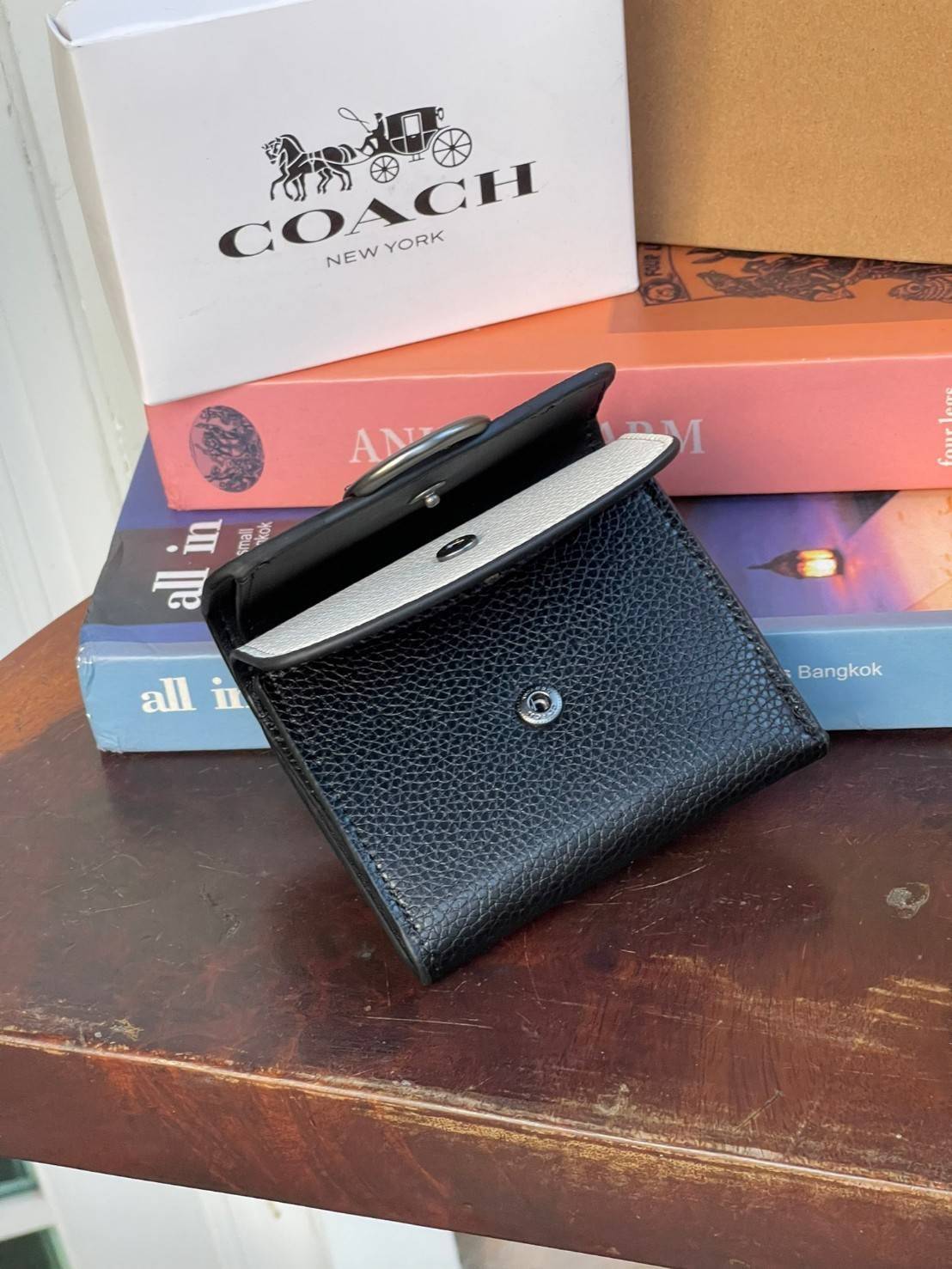 OUTLET 】COACH JADE SMALL DOUBLE FLAP WALLET IN COLORBLOCK (COACH F88002) หากใครต้องการกระเป๋าสตางค์ใบสั้นสำหรับวันที่ต้องการใช้กระเป๋าสะพายใบเล็ก หรือวันที่ไม่พกกระเป๋าสะพาย เราขอแนะนำใบนี้เลยค่ะ โดยใบนี้เป็นกระเป๋าสตางค์แบบพับสามทบ ปิดแบบกระดุม2ชั้น มีช่