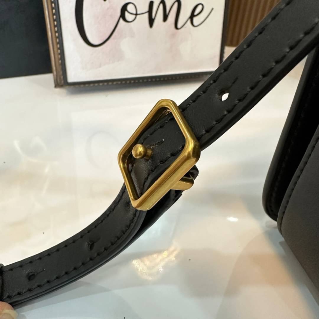 TORY BURCH ELEANOR SMALL LONG CONVERTIBLE SHOULDER กระเป๋าสะพายทรงยาว E/W Eleanor Convertible สูดหรู ดูแพง หนังแท้ เรียบสวยหรู โดดเด่นด้วยป้ายโลโก้สีทอง ลาย Double T อันเป็นเอกลักษณ์ ภายในช่องโล่งกว้างสามารถใส่โทรศัพท์ได้ทุกรุ่น สามารถใส่กระเป๋าสตางค์ใบยา