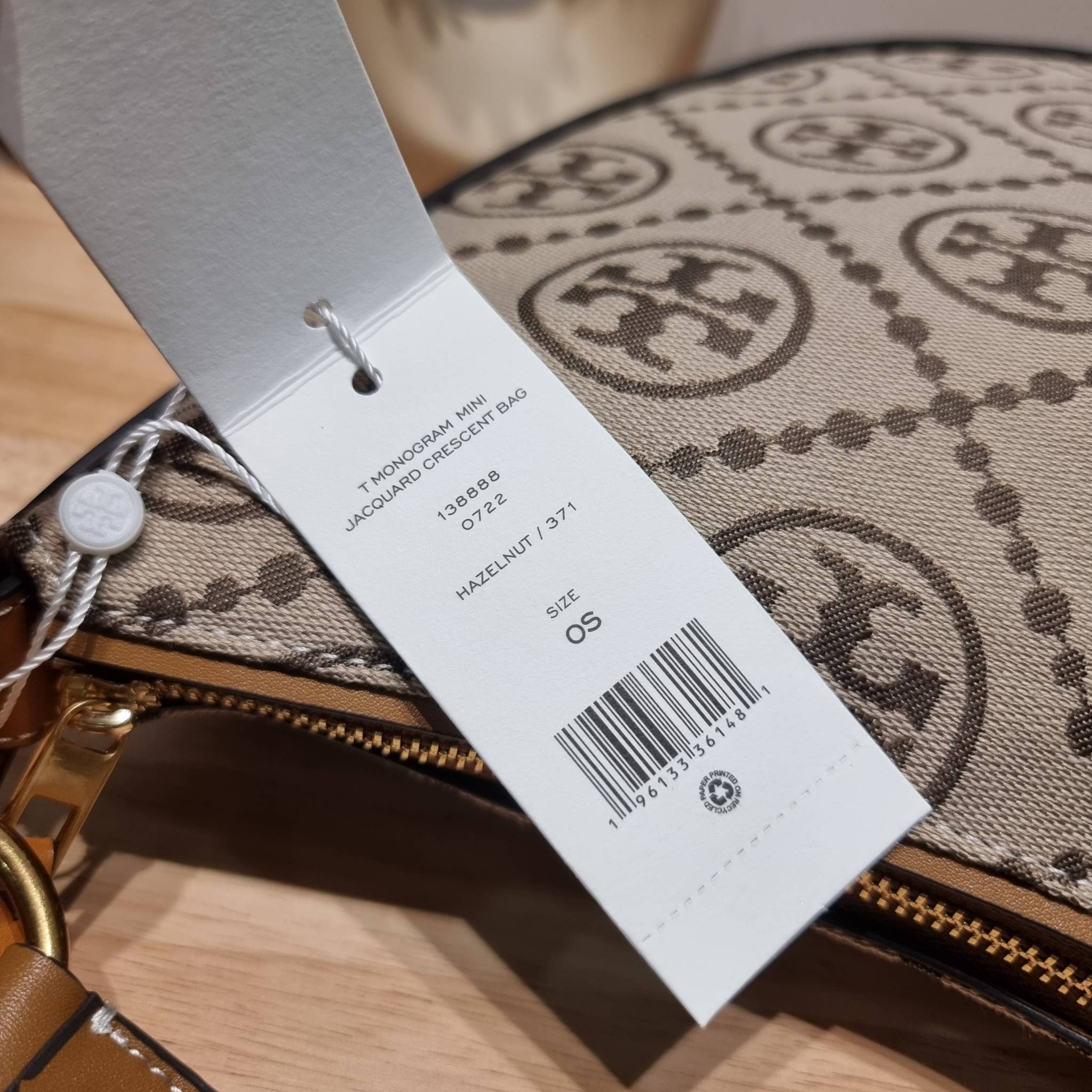 ใบใหญ่ 35cm Tory Burch T Monogram Medium Crescent Bag / TORY BURCH T MONOGRAM JACQUARD CRESCENT BAG ไซส์ใหญ่กับไอเท็มสุดร้อนแรง เซเลปรีวิวเยอะมาก!! สาวๆตามหากันไปอีก กระเป๋าทรง half moon ที่ดีไซน์บนผ้า jacquard ลวดลายซิกเนเจอร์ เรียบหรู ผู้ดีมากแม่! มาพร้