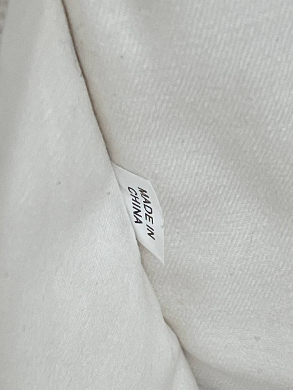 Tory Burch Ella maxi Logo Canvas Mini Tote Bag Collection นี้เป็นกระเป๋าที่ตอบโจทย์สาววัยทำงานอย่างมาก ด้วยโทนสีที่สุภาพ เรียบหรู อีกทั้งยังมีขนาดกำลังดีไม่ใหญ่จนเกินไปและยังบรรจุของได้จำนวนมาก จึงสามารถหิ้วไปทำงาน ชอปปิง หรือจะใช้เป็น Everyday Bag ในชีวิ