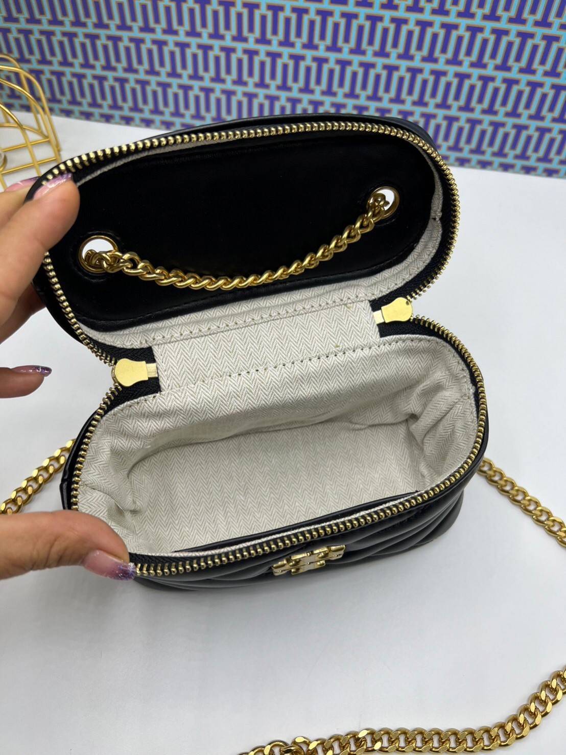 TORY BURCH Kira Chevron Mini Vanity Case Bag กระเป๋าถือ/สะพาย ใส่เครื่องสำอางค์ ใส่ของใช้จำเป็นได้ ทรงกล่องสวย ที่สามารถใช้เป็น everyday bag สะพายได้ทุกวัน