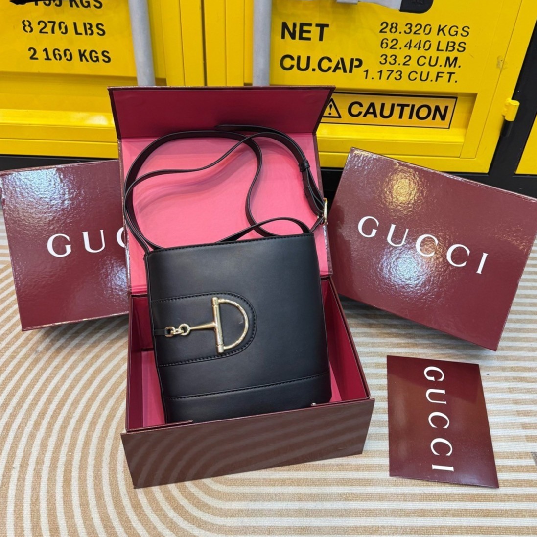 GUCCI 73 bucket bag กระเป๋าสะพายทรงบัคเก็ตยอดนิยม คอลใหม่ล่าสุด สุดยอดของความมีกิมมิคไม่เหมือนใคร วินเทจเรียบหรู ใช้แล้วดูแพง พร้อม box set โทนสีใหม่ของแบรนด์