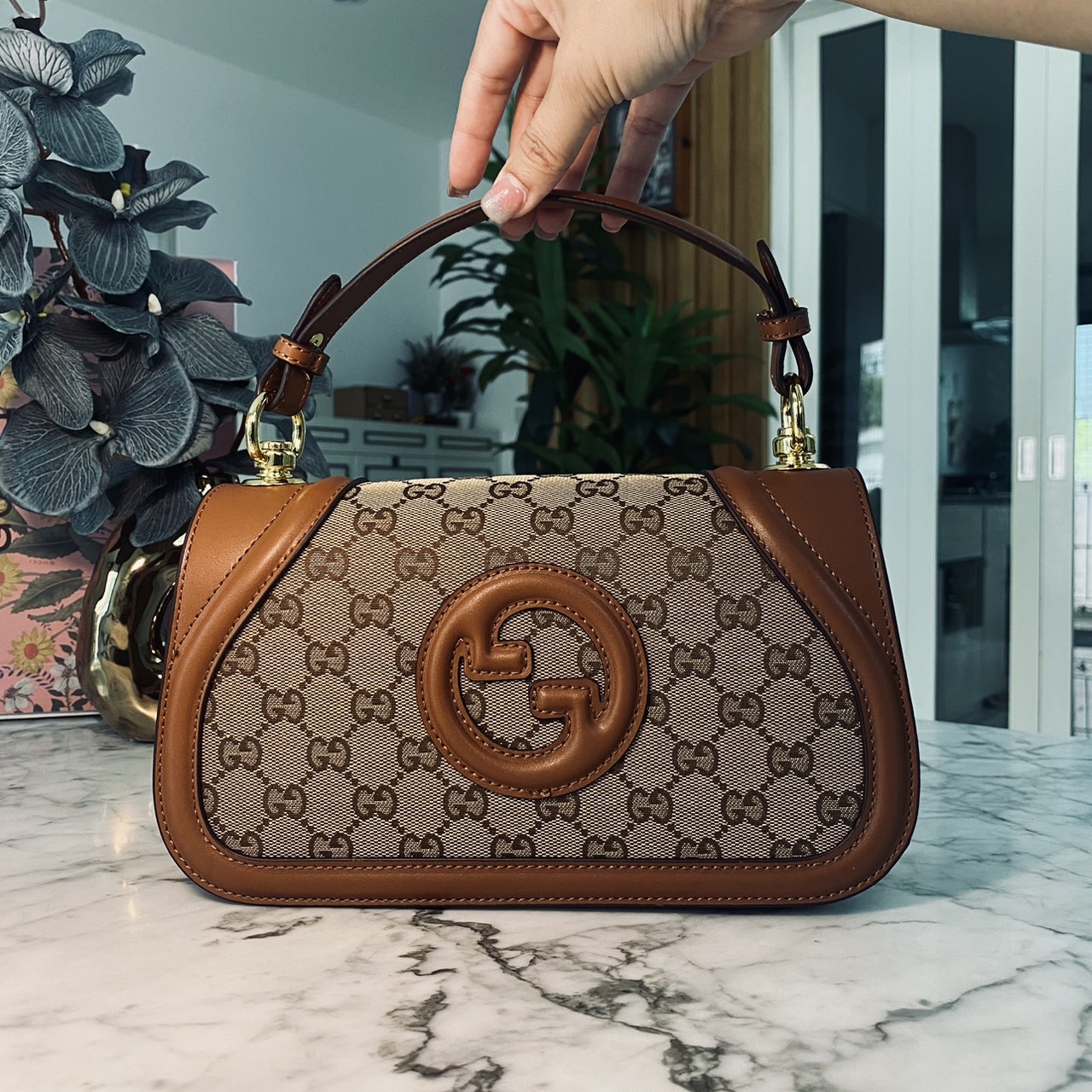 Gucci Blondie small top handle bag กระเป๋าสะพายรุ่นใหม่สุดไอคอนนิก งานหนังสวยมาก มีกลิ่นหอมอ่อนๆ เหมาะมากสำหรับของขวัญปีใหม่นี้ จะให้ตัวเองหรือให้เป็นของขวัญก็ดีงามมากๆ