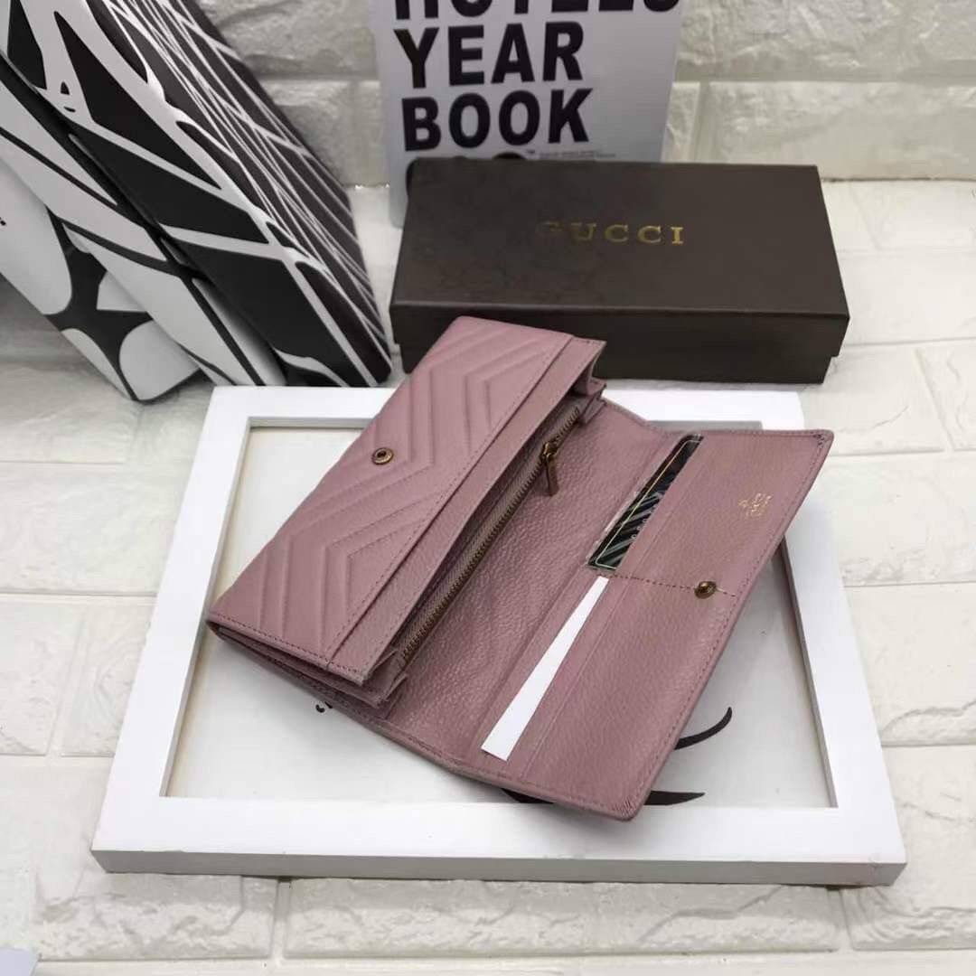 GUCCI LONG WALLET / GUCCI WALLET กระเป๋าสตางค์ใบยาว งานหนังแท้ ผสมผสานความสง่างามและคลาสสิกที่เข้ากับยุคสมัย ด้านหน้าโดดเด่นด้วยซิกเนเจอร์แบรนด์ เป็นอีกหนึ่งรุ่นที่ดาราเชเลปใช้กันเยอะมาก พร้อมส่งที่ไทย ภาพสินค้าถ่ายจากงานขายจริง ใช้งานต่างประเทศได้ค่ะ