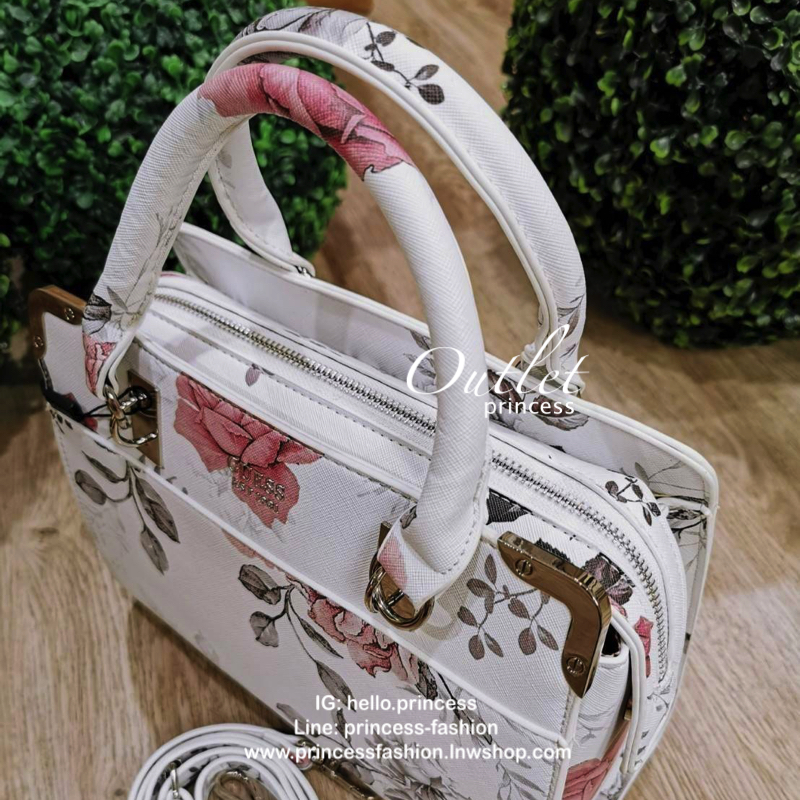 GUESS WOMAN CROSS BODY BAG กระเป๋าถือ/สะพายรุ่นใหม่ล่าสุดจาก GUESS FACTORY หนังสวยอยู่ทรงแข็งไม่ย้วย ขนาดกำลังดี น้ำหนักเบาด้านหน้าประดับโลโก้แบร์นพร้อมอะไหล่เงินที่หูหิ้วและมุมขอบกระเป๋าเพิ่มดีเทลเก๋ หูจับเเข็งแรงพับลงได้ เปิดปิดด้วยซิปสะดวกใช้ ภายในมีโล