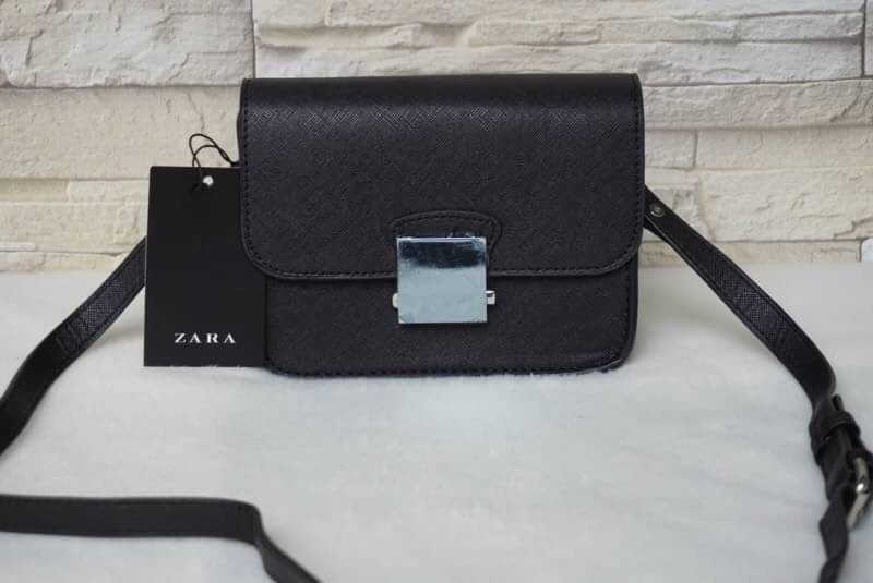 Don't Miss! Best Seller! ZARA CROSSBODY WITH 2STRAPS กระเป๋าถือหรือสะพายทรงคลัชรุ่นยอดนิยมวัสดุหนัง Saffiano อยู่ทรงสวยหรูสไตล์ PRADA แข็งแรงทนทาน ดีไซน์เก๋ไม่ซ้ำใคร เปิดปิดด้วยตัวล๊อคเอกลักษณ์ของ ZARA ภายในมีโลโก้ สามารถใส่มือถือ iphone7+ ได้ โดดเด่