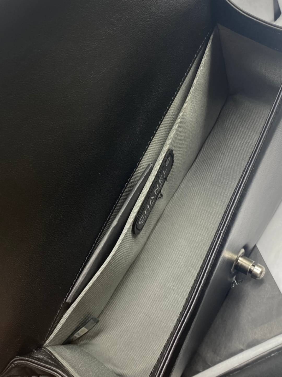 หนังแท้ CHANEL BOY 10" หนังเรียบ อะไหล่เงิน/ทอง พร้อมส่งที่ไทย หนังลูกวัวแท้ อะไหล่โลหะสีรูทีเนียม สวยคลาสสิกทุกยุคสมัย เกรดออริจินอล 1:1 ภาพสินค้าถ่ายจากงานขายจริง ใช้งานต่างประเทศได้