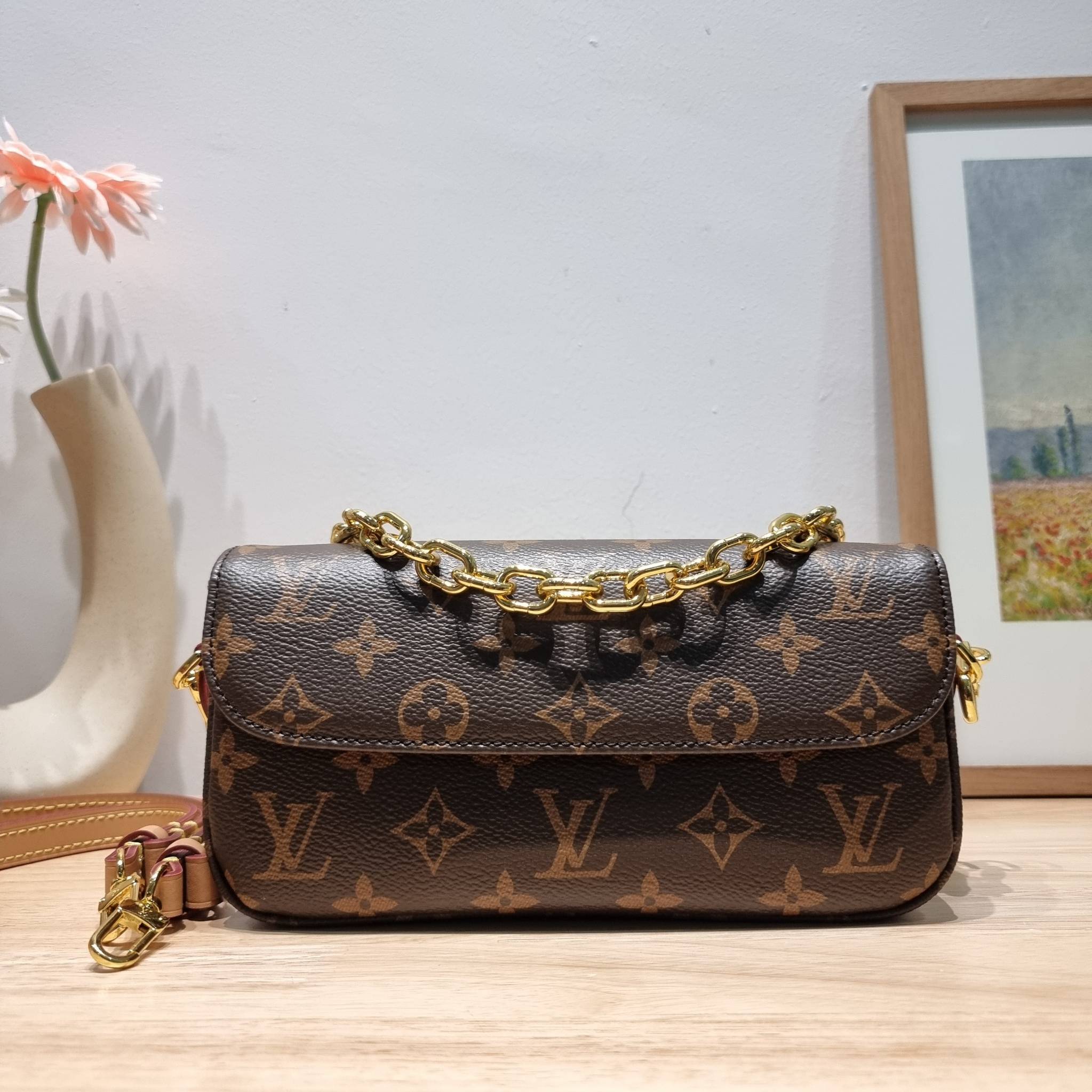 LV IVY WALLET ON CHAIN กระเป๋าสะพายกึ่งกระเป๋าสตางค์ รุ่นยอดนิยม สุดคุ้มด้วยลูกเล่นที่หลากหลาย สายสะพาย 2 เส้น สะพายไหล่และสะพายข้าง
