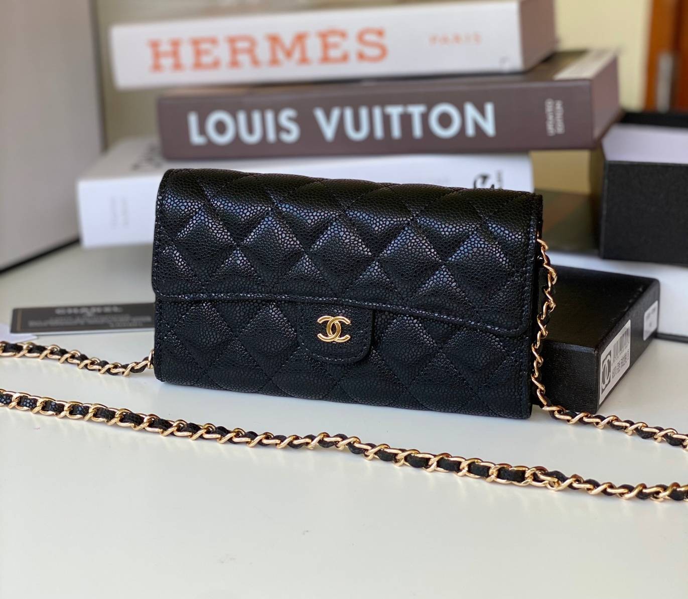 หนังแท้ CHANEL WALLET WITCH CHAIN พร้อมส่งที่ไทย ภาพสินค้าถ่ายจากงานขายจริง ใช้งานต่างประเทศได้ รุ่นยอดนิยมไอเท็มฮิตวัสดุหนังคาเวียร์สวยคลาสสิคเปิดปิดด้วยฝาปิดกระดุมด้านหน้ามีโลโก้แบรนด์อะไหล่สวยหรูดูดีมาพร้อมสายโซ่อะไหล่เงินและทอง ร้อยหนังจะสะพายไหล่ หรื