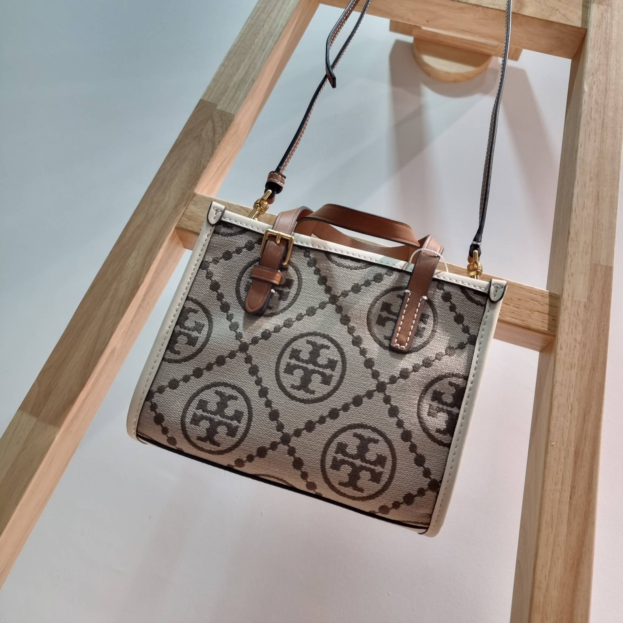 TORY BURCH MINI T MONOGRAM SQUARE TOTE รุ่นใหม่ล่าสุด คิ้วท์กว่าใคร! กับไอเท็มโมโนแกรมสุดฮิต กระเป๋าทรงโท้ทไซส์มินิ น่ารักน่าใช้มากๆ ให้คุณได้เพลิดเพลิน และคล่องตัวมากๆ