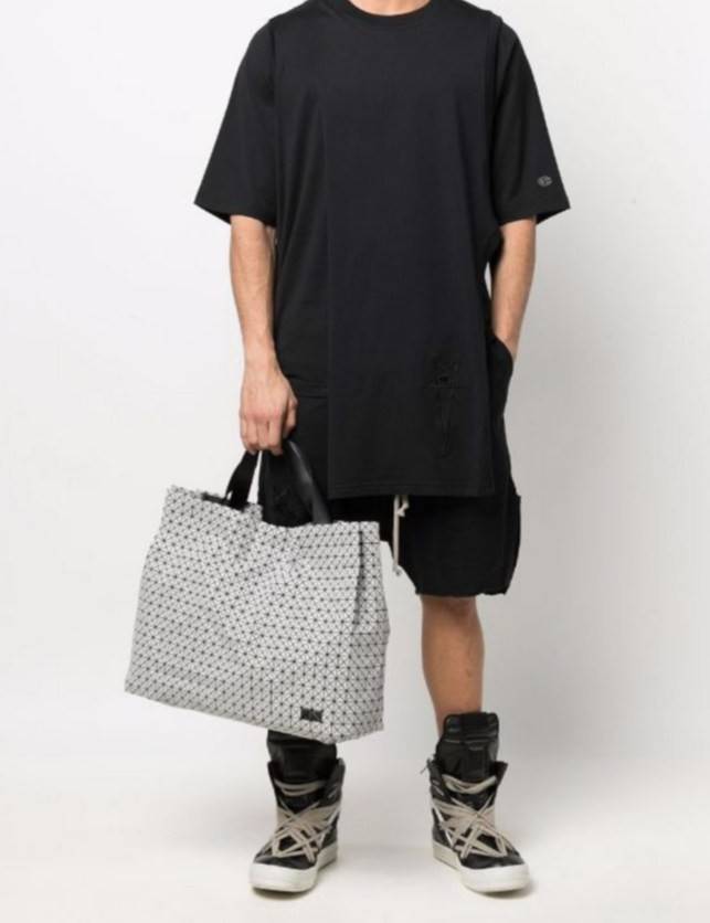 ORI 🥂 Baobao Issey Miyake Cart geometric tote bag / Miyake Cart Tote Bag รูปทรงที่สร้างขึ้นโดยบังเอิญ' เสื้อผ้าที่มีโครงสร้างและได้รับการออกแบบทางวิศวกรรมอันเป็นเอกลักษณ์ของแบรนด์ ส่งต่อไปยังเครื่องประดับที่น่าประทับใจและไร้กาลเวลาเหล่านี้ กร