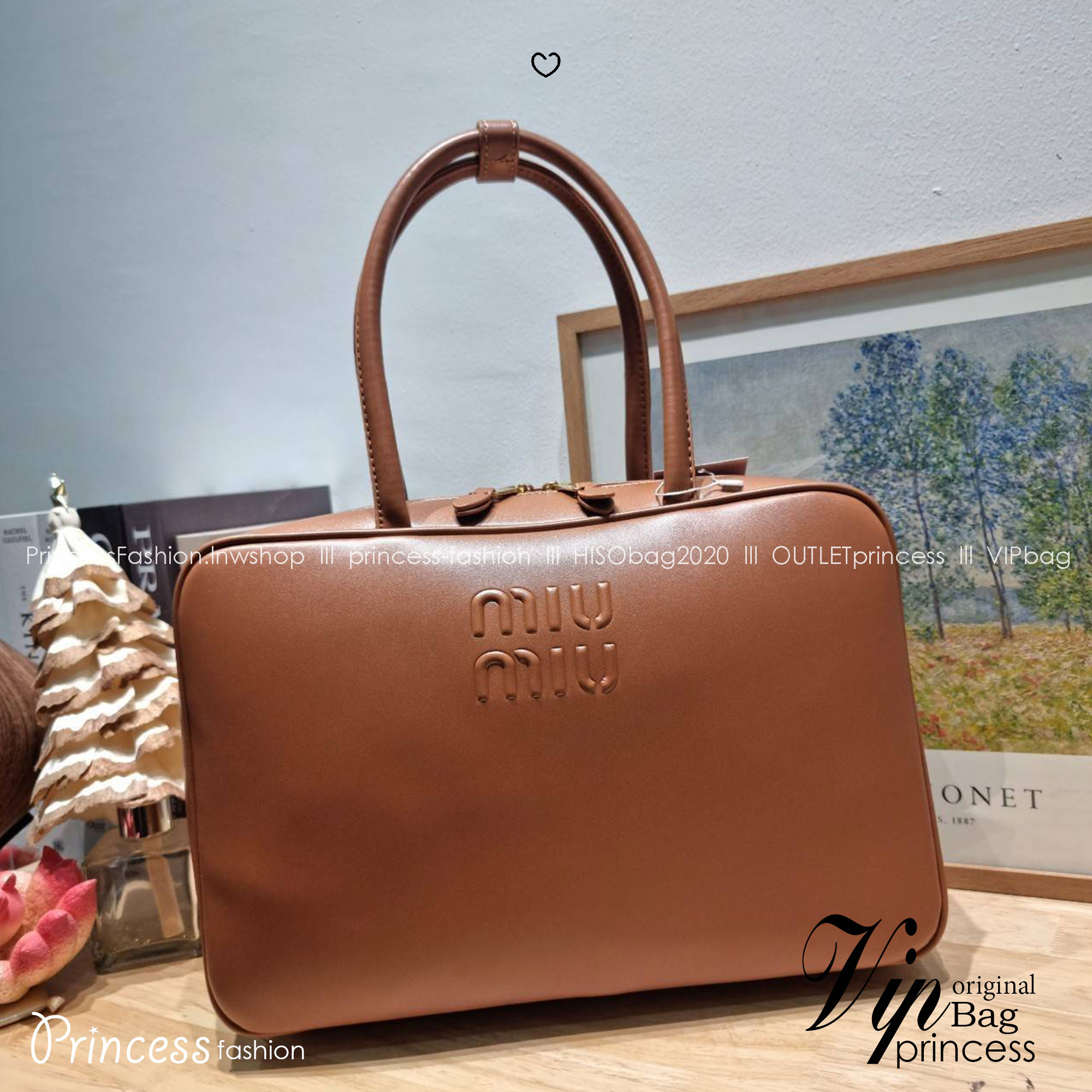MIU MIU LEATHER BEAU BAG กระเป๋าถือรุ่นสุดจึ้ง ที่ไม่มีตอนนี้คือพลาด ดีไซน์เรียบแต่มากมีอยู่จริง สวยดูแพง หูจับในตัวง่ายและสะดวกพกพา เพียงแค่คล้องไหล่ ขนาดใหญ่จุของได้แบบสบายๆ