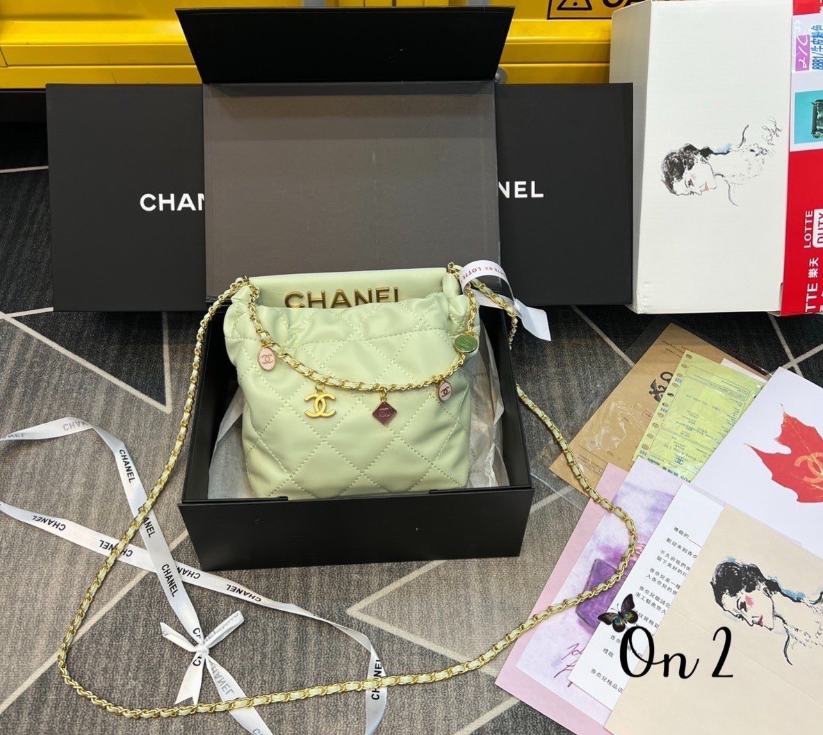 Chanel ss22 shopping tote / Chanel 23P mini bucket bag น่ารักมากๆ กับกระเป๋าสะพายไซส์มินิ ที่ปล่อยผ่านไม่ได้จริง ดีไซน์สายโซ่คล้องแขนตกแต่งอะไหล่ห้อยเพิ่มมูลค่า