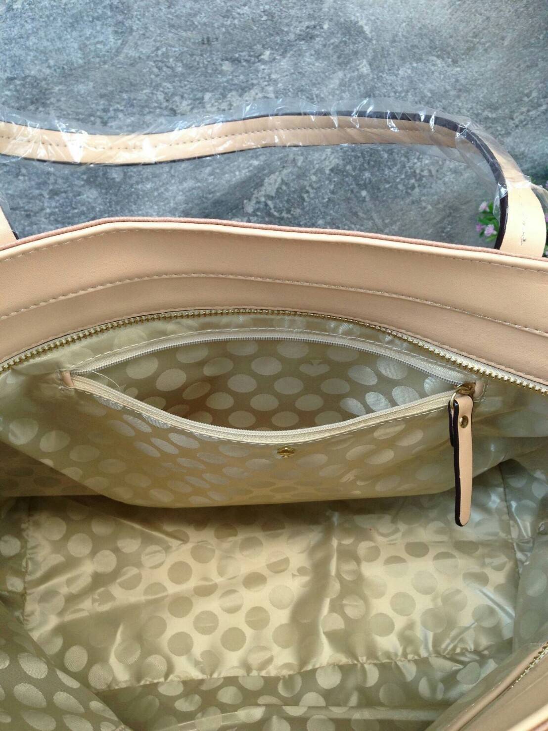 KATE SPADE HYDE LANE STRIPED RILEY LEATHER TOTE BAG กระเป๋าสะพายทรง Tote Bag หนังสวยอยู่ทรง โดดเด่นที่สีทูโทนลายทางห้อยโลโก้ TAGcที่หูกระเป๋า ด้านหน้าประดับโลโก้ มี1ช่องใส่ของ ภายในมีช่องซิป และช่องใส่มือถือ กว้างและจุ ใส่ ipad notebook เอกสาร A4 กระเป๋าส