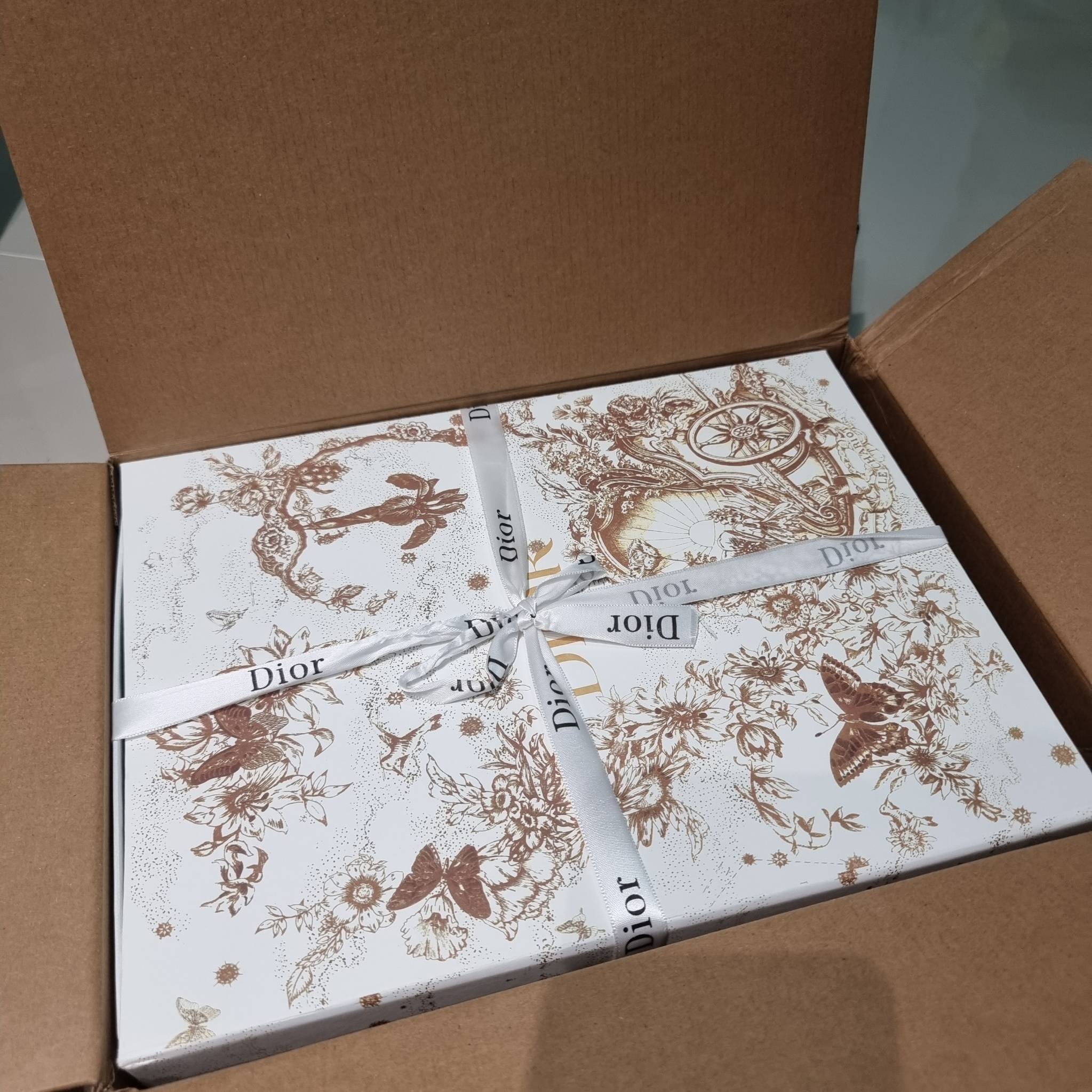 SMALL LADY DIOR MY ABCDIOR BAG Ultramatte Cannage Calfskin / CD LADY ULTRAMATTE BAG พร้อมส่ง กระเป๋าสะพายข้าง ดีไซน์เรียบง่าย แต่แฝงไปด้วยความหรูหรา ทรงกล่องคลาสสิค โดดเด่นด้วยพวงกุญแจอะไหล่สีเดียวกับตัวกระเป๋า ผิวแมทท์ ลายเส้นซ้อนทับสวยงาม